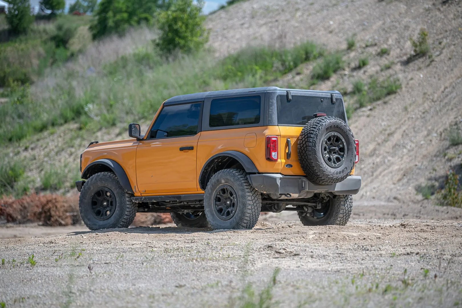 Ford_Bronco_6_generation__SUV_3-doors__2.jpg