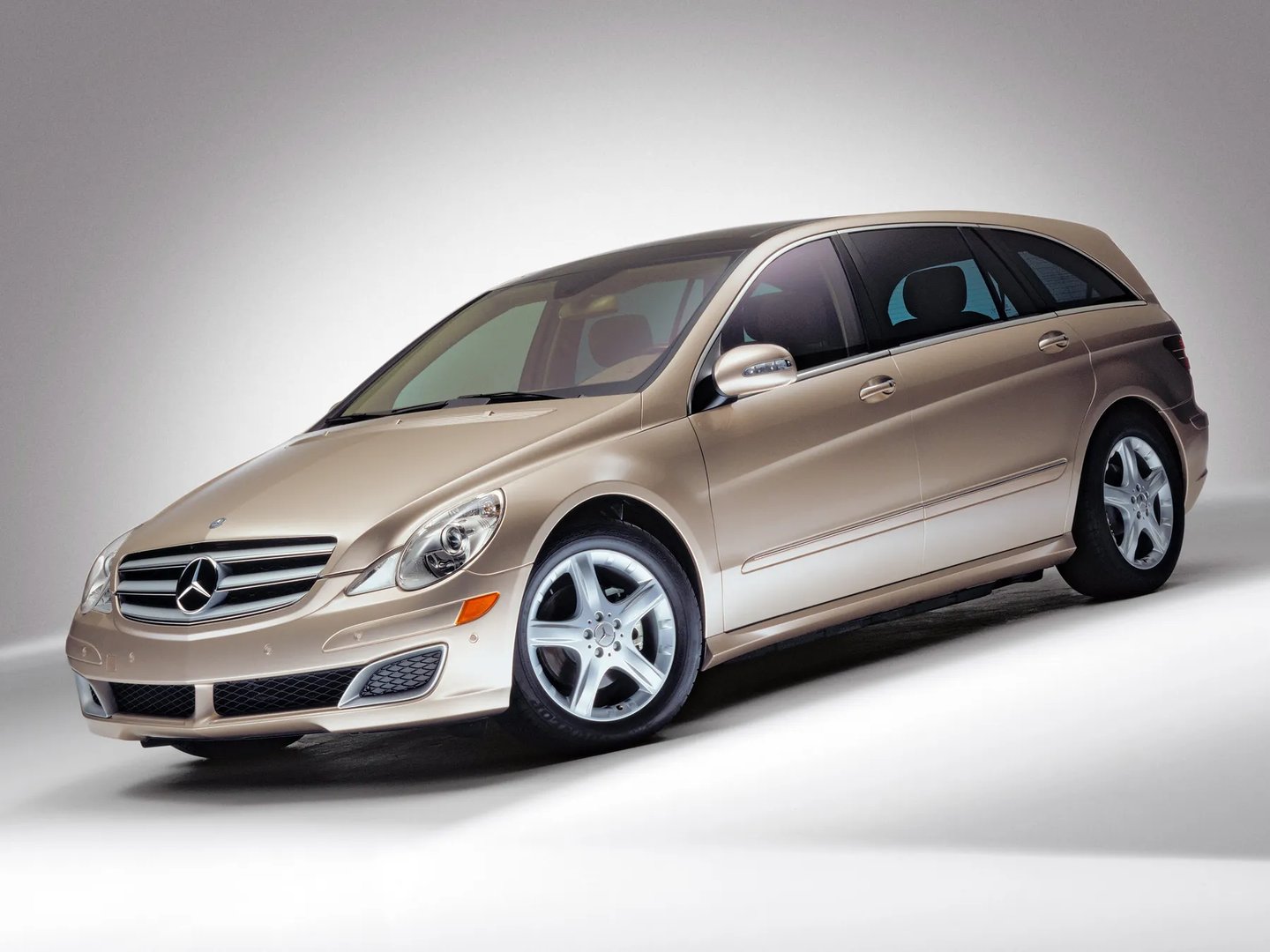 Mercedes_R-Class_1_generation__Minivan__3.jpg