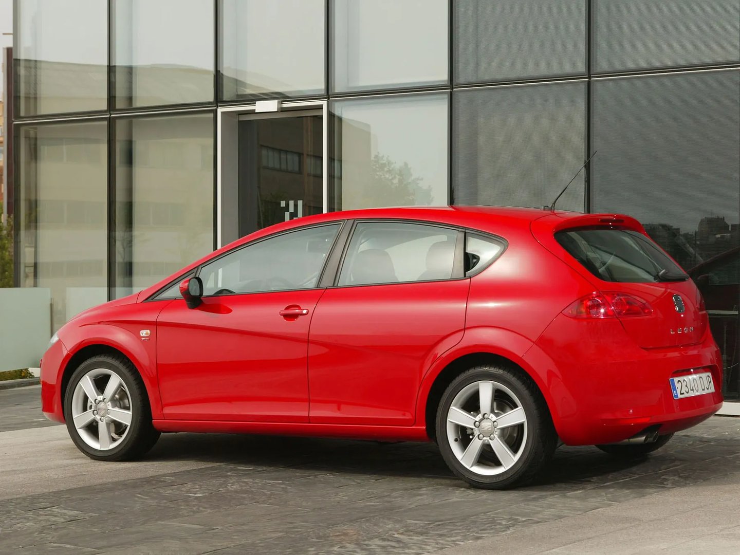 SEAT_Leon_2_generation__Hatchback_5-door__1.jpg