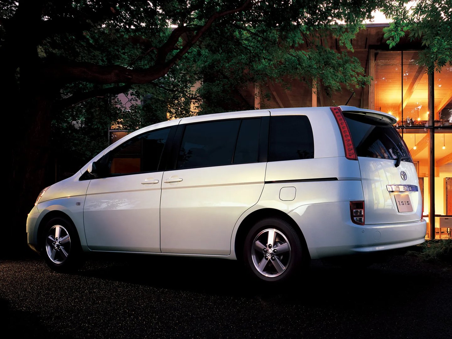 Toyota_Isis_1_generation__Compact_Van__1.jpg