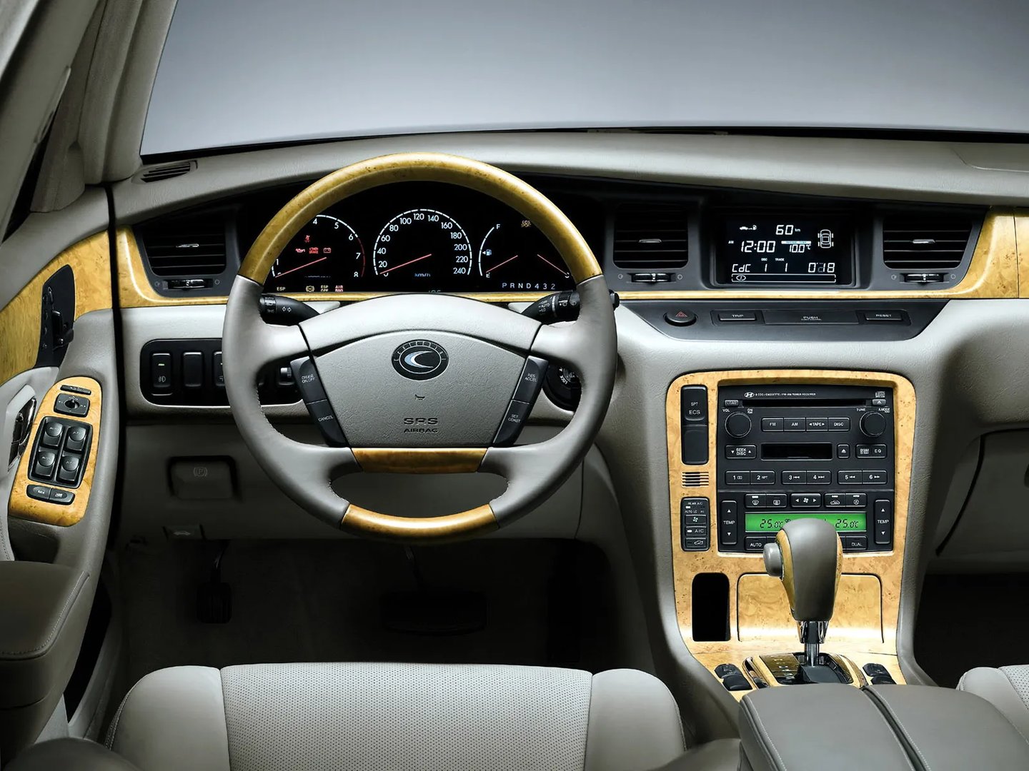 Hyundai_Centennial_1_generation__Sedan__3.jpg