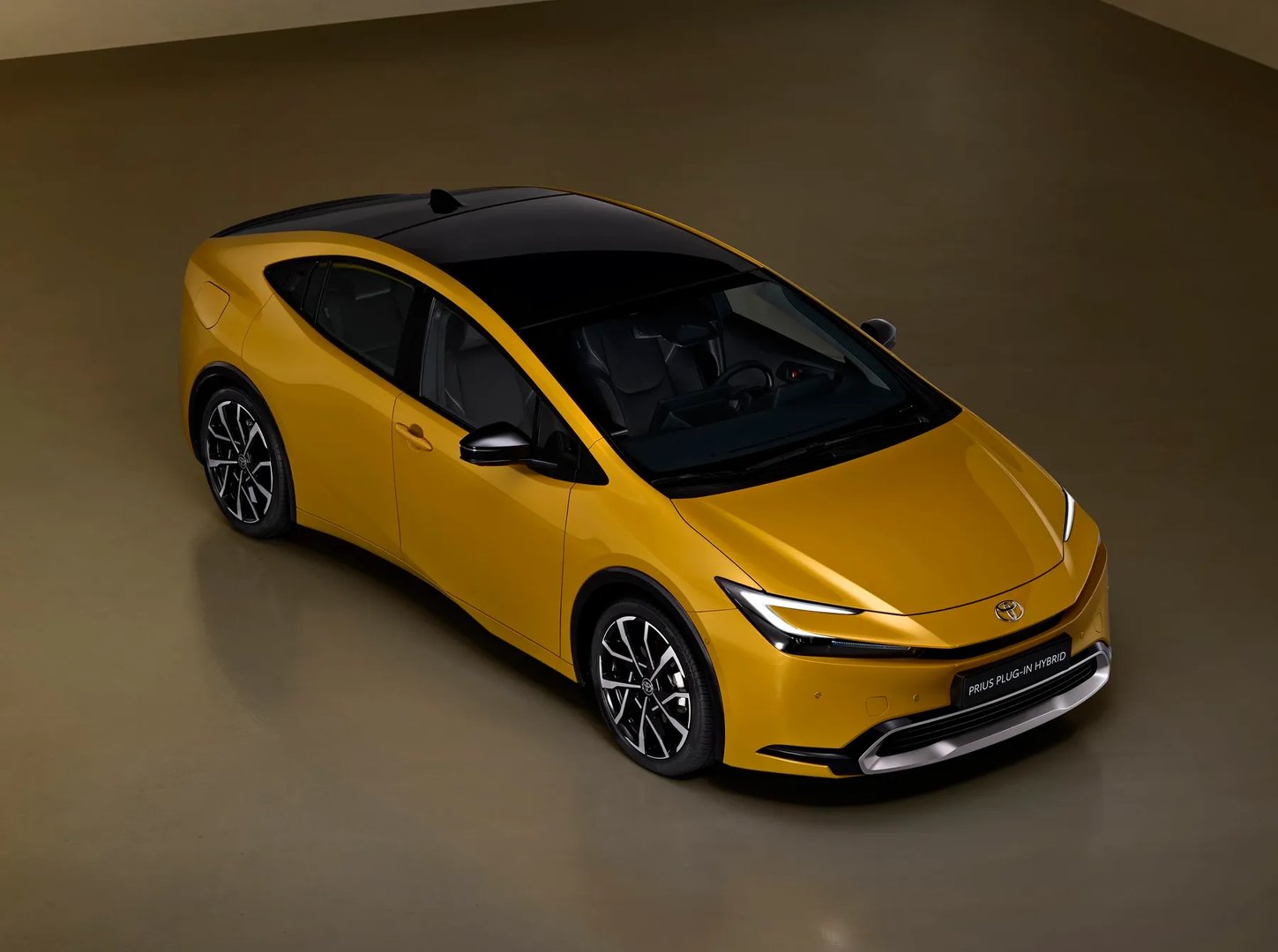 Toyota_Prius_Plug-In_5_generation__Liftback__2.jpg