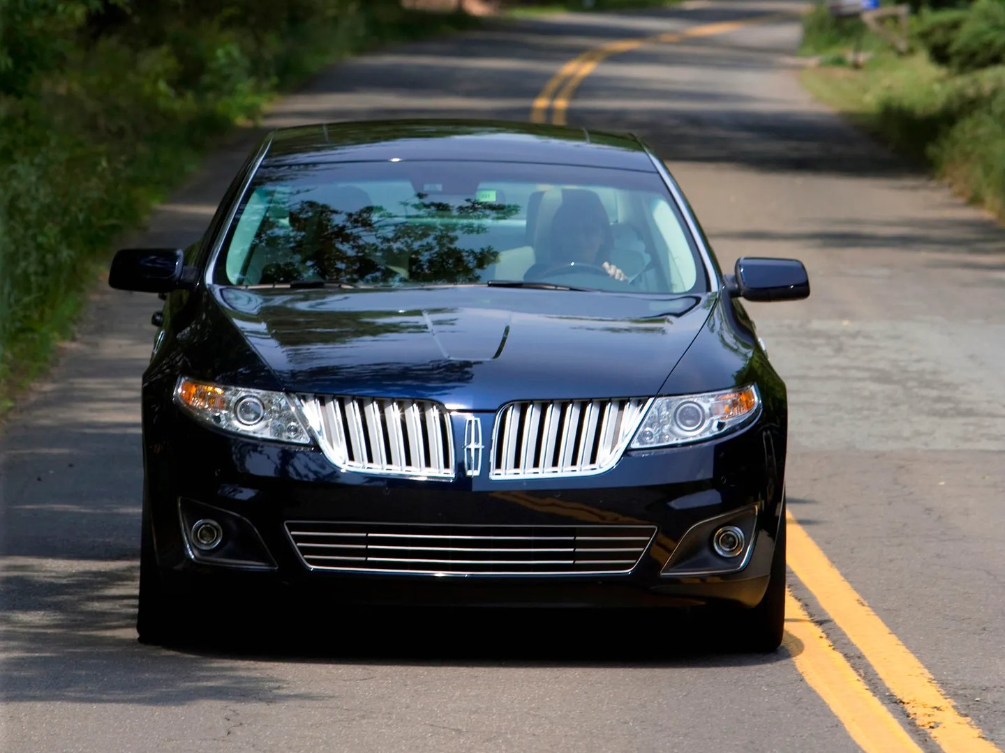 Lincoln_MKS_1_generation__Sedan__2.jpg