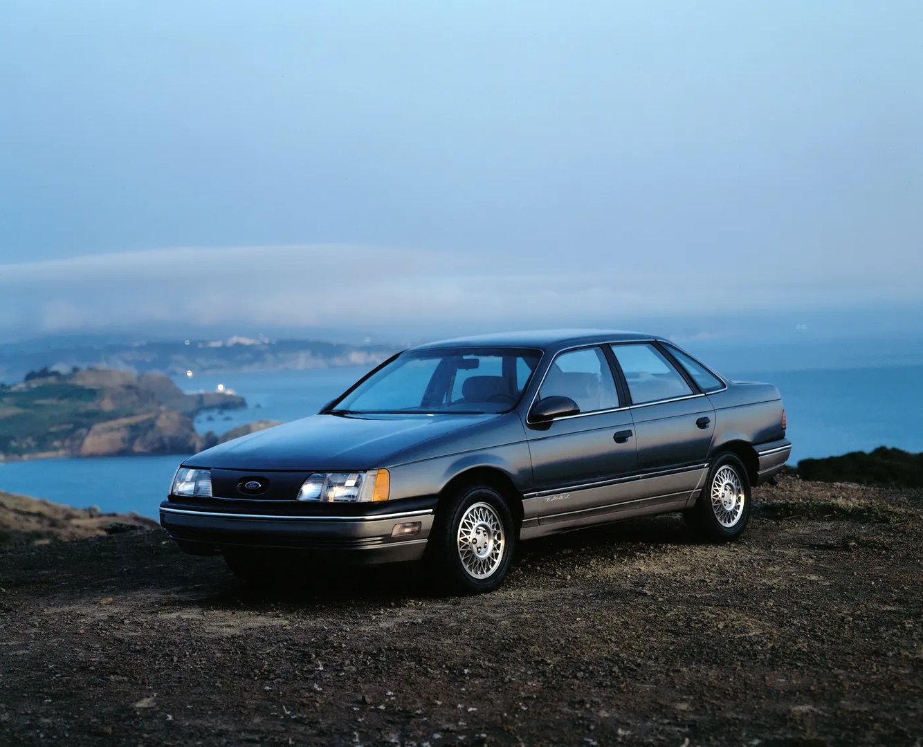 Ford_Taurus_1_generation__Sedan__8.jpg
