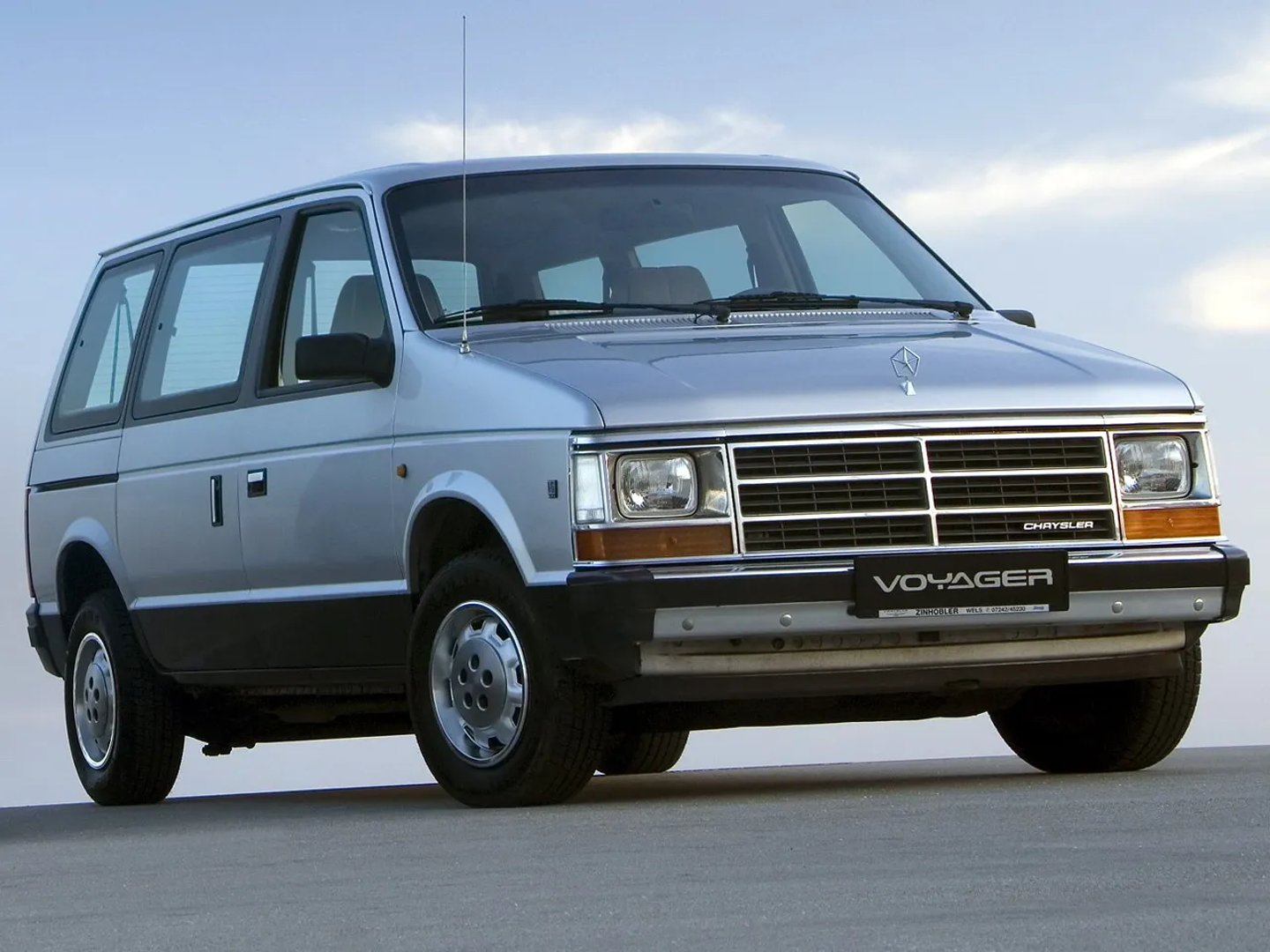Chrysler Grand Voyager 1 generation