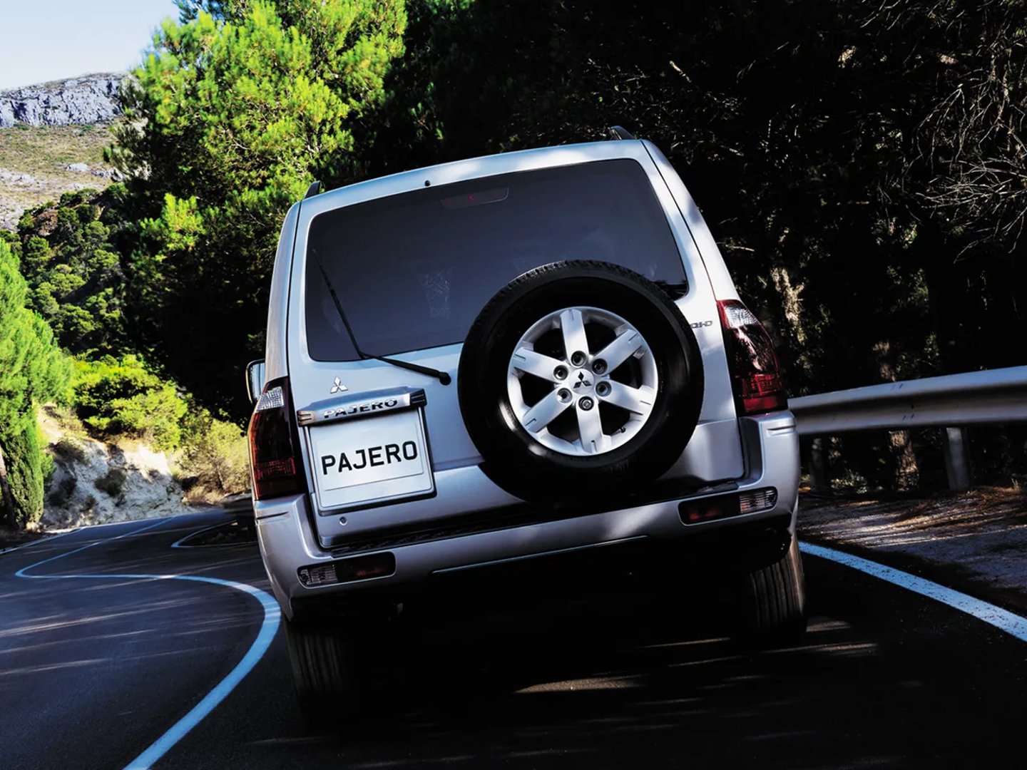 Mitsubishi_Pajero_3_generation_restyling_1__SUV_5-doors__8.jpg