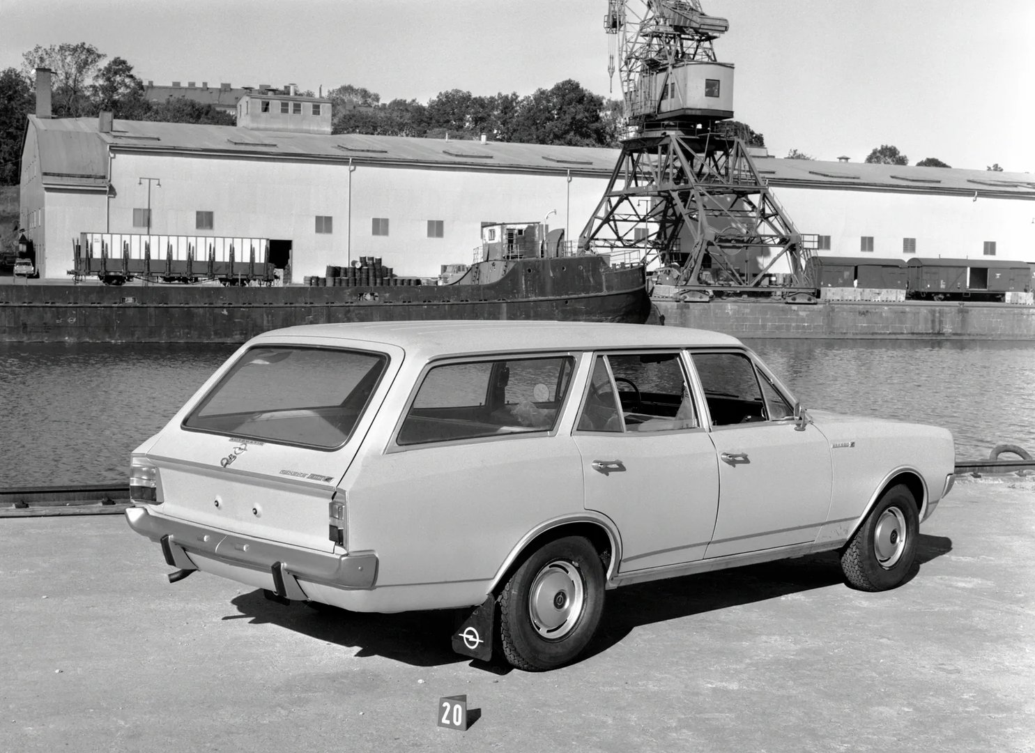 Opel_Rekord_3_generation__Estate_5-door__4.jpg