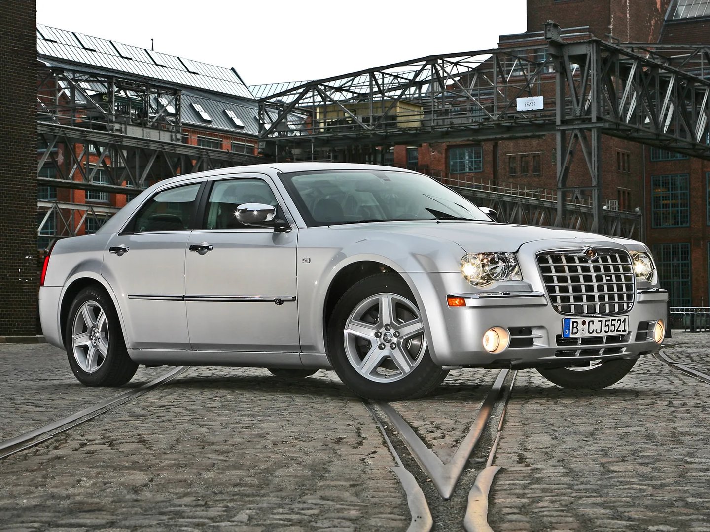 Chrysler_300C_1_generation_restyling_1__Sedan__7.jpg