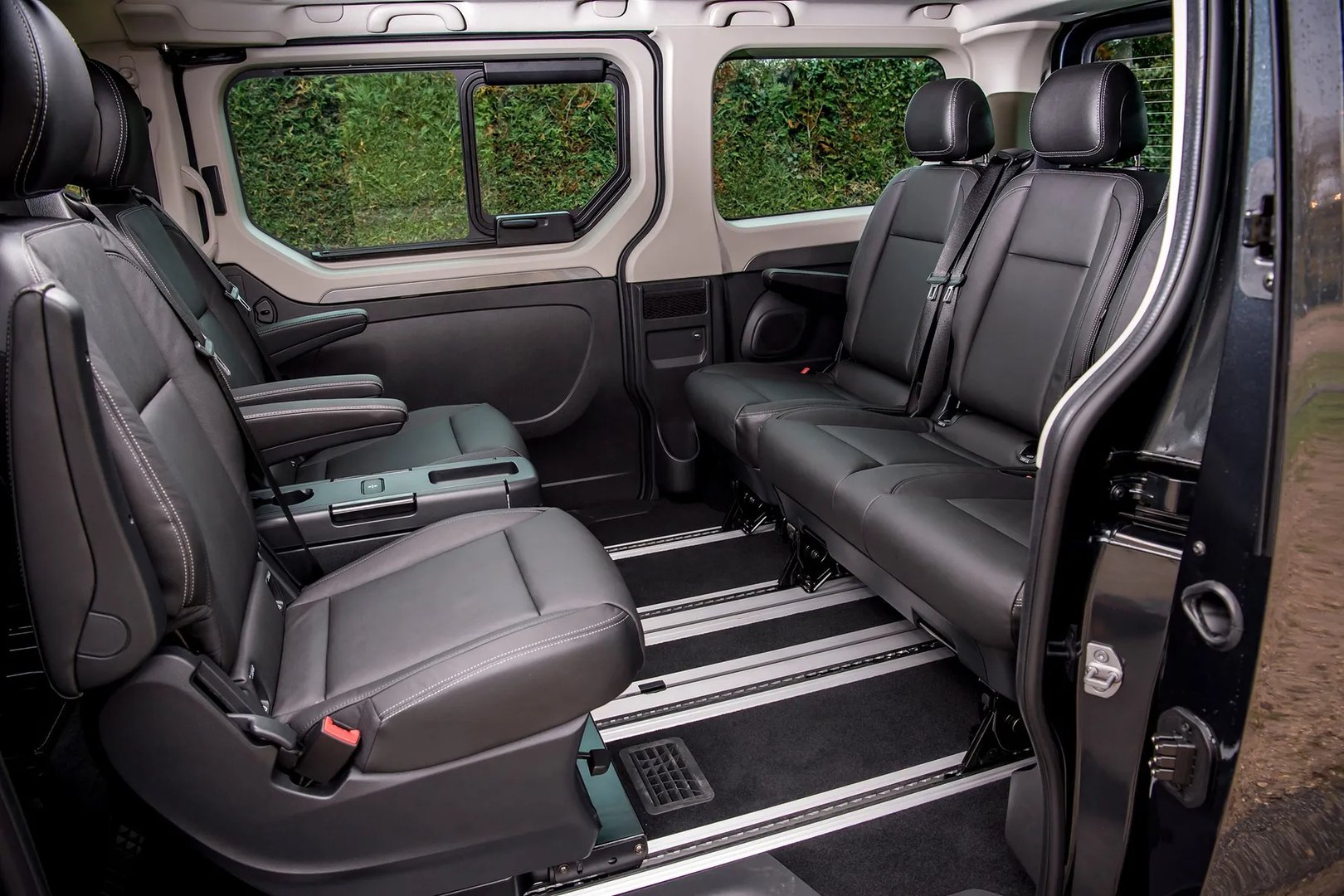 Renault_Trafic_3_generation__Minivan__11.jpg
