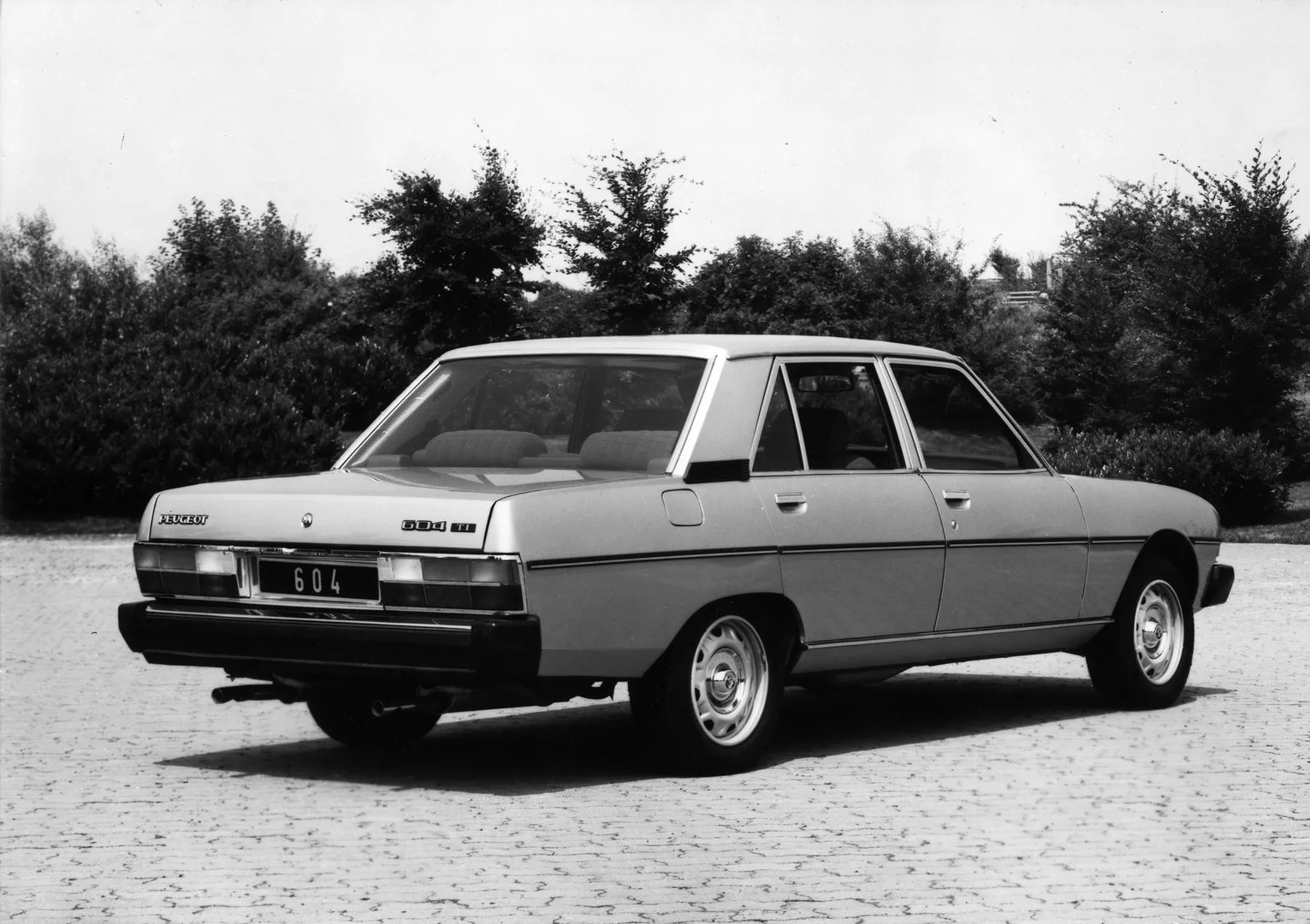 Peugeot_604_1_generation__Sedan__9.jpg