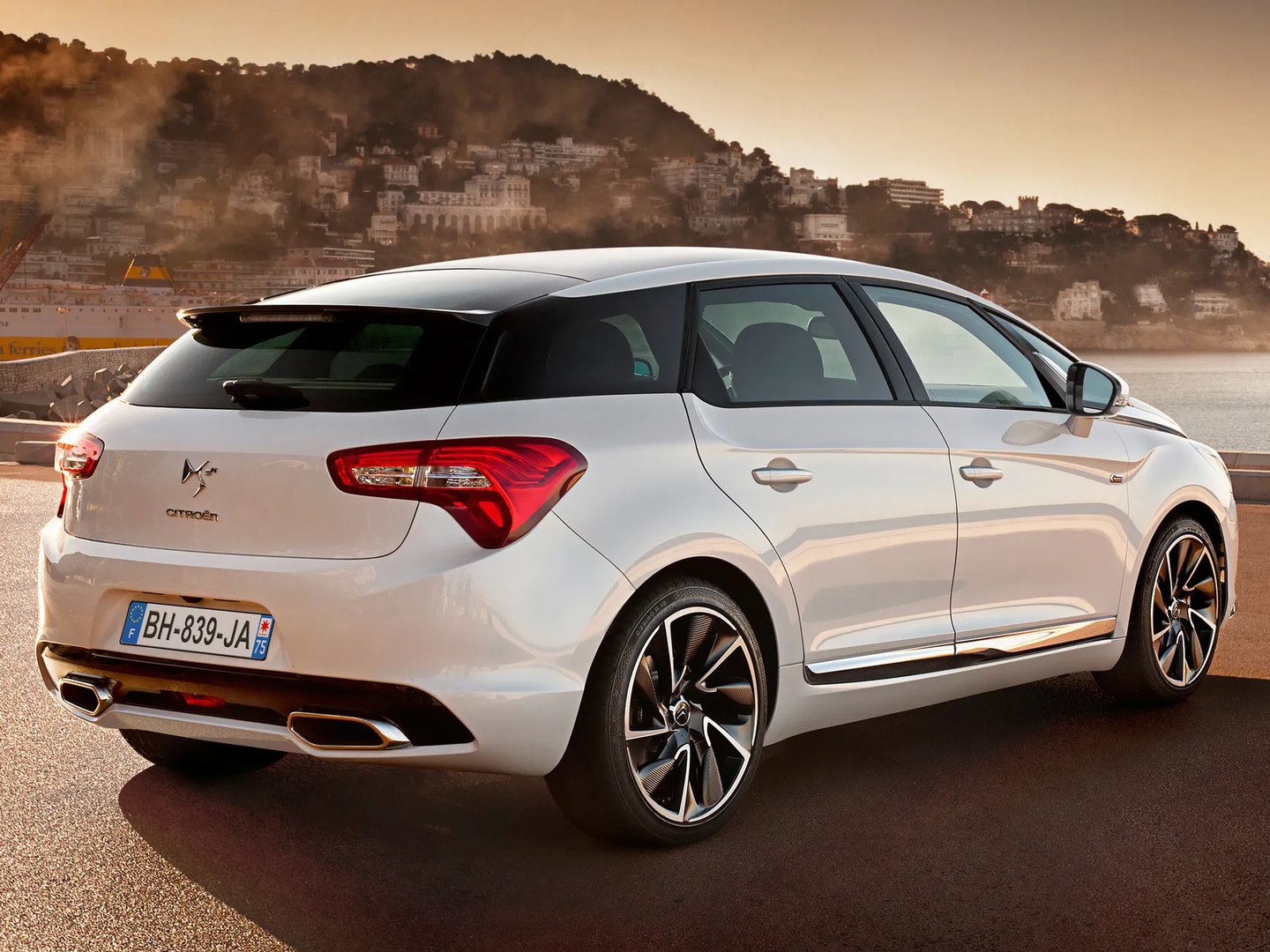 Citroen_DS5_1_generation__Hatchback_5-door__1.jpg