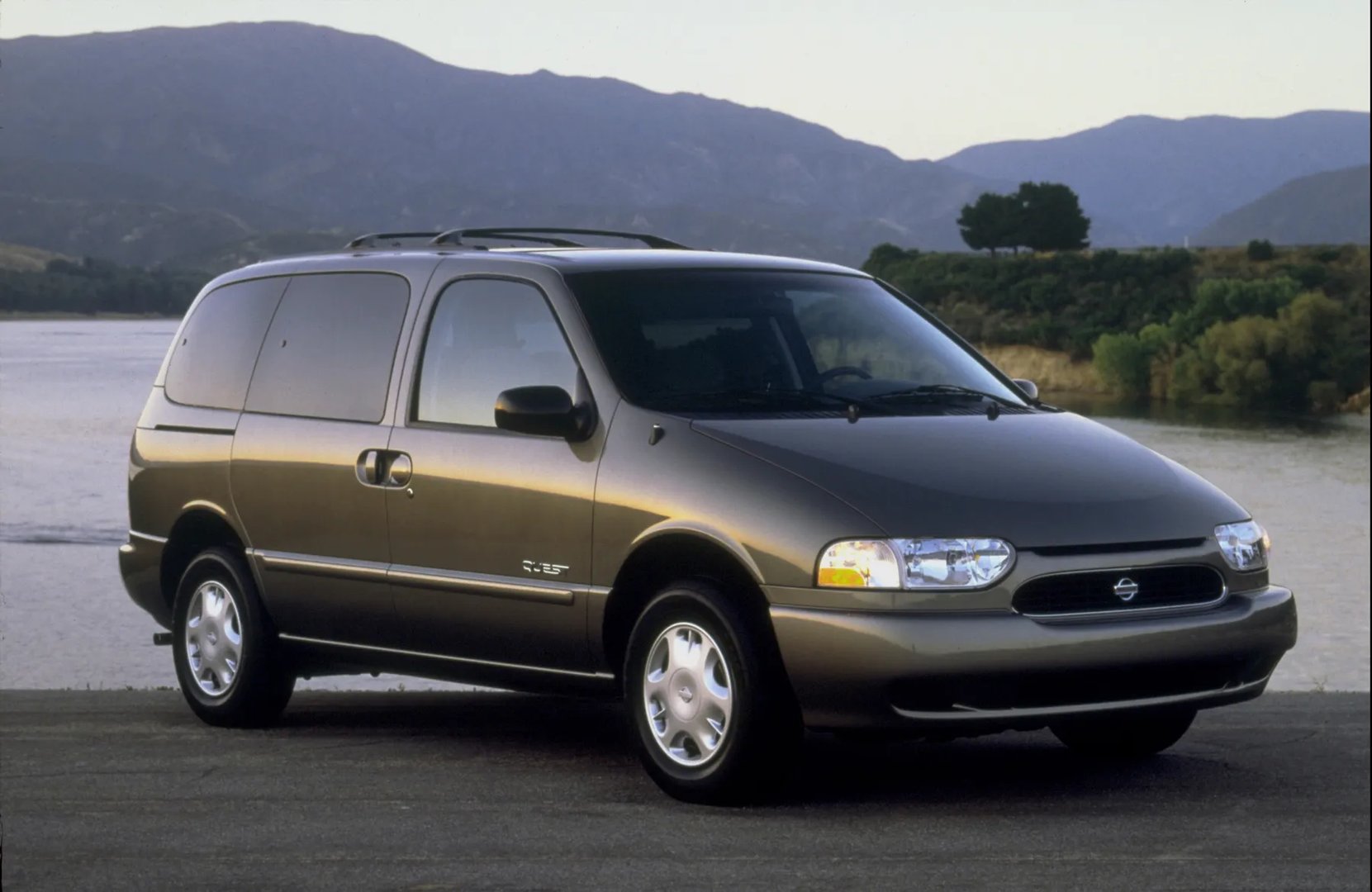 Nissan_Quest_2_generation__Minivan__5.jpg