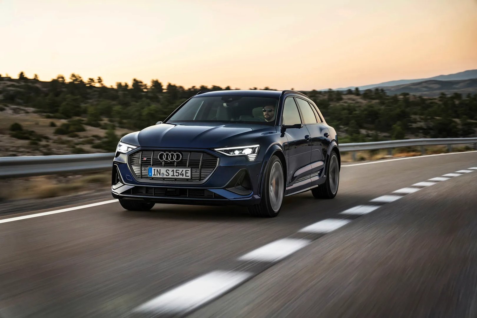 Audi_SQ8_e-tron_1_generation__SUV_5-doors__7.jpg