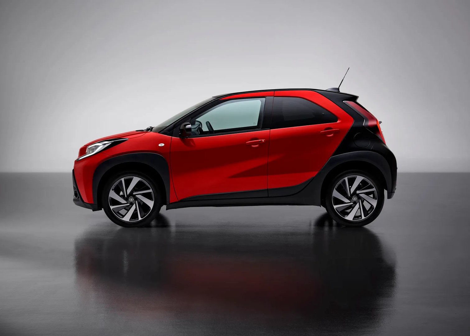 Toyota_Aygo_3_generation__Mini_5-doors__7.jpg