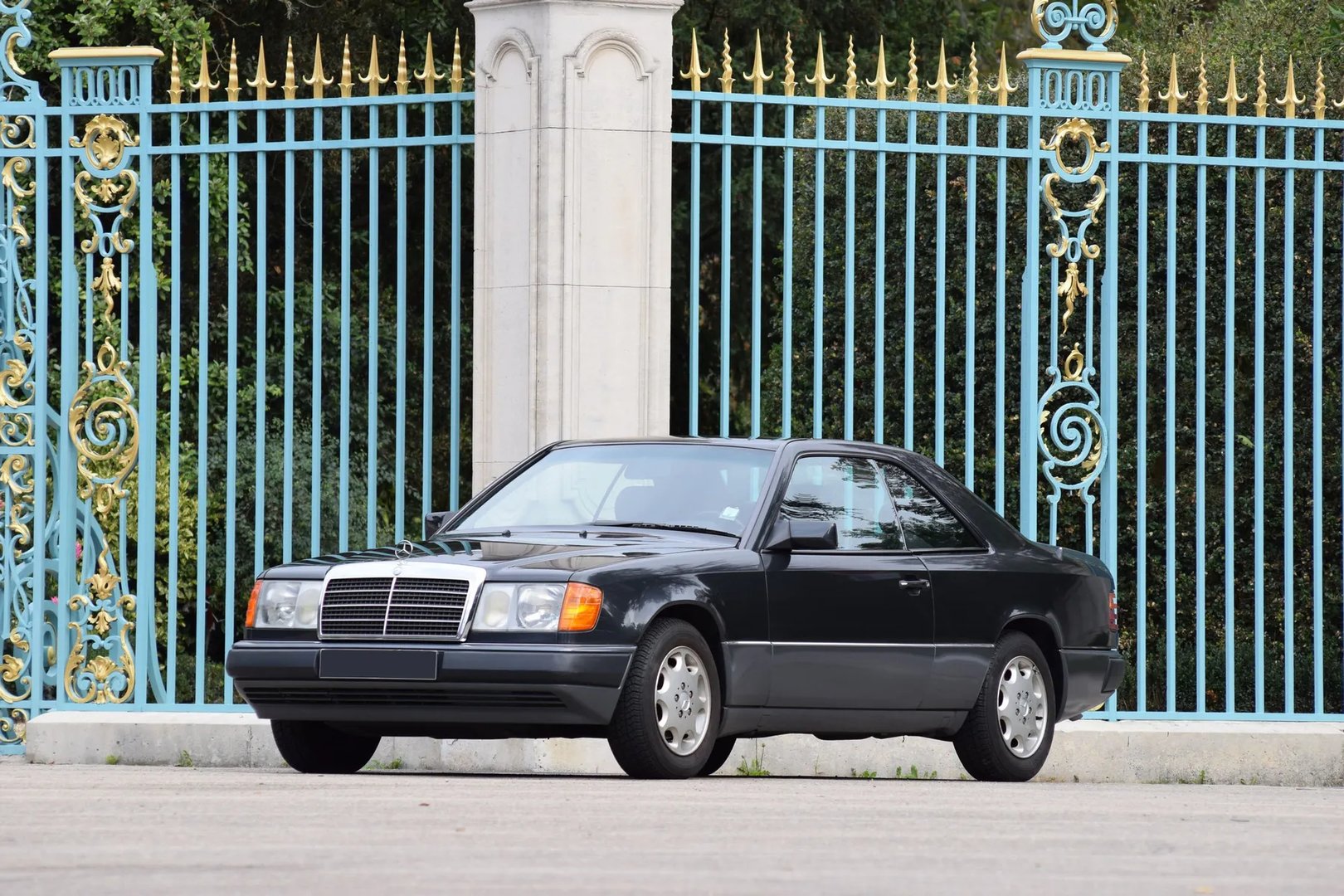 Mercedes_E-Class_1_generation__Coupe_Hardtop__8.jpg