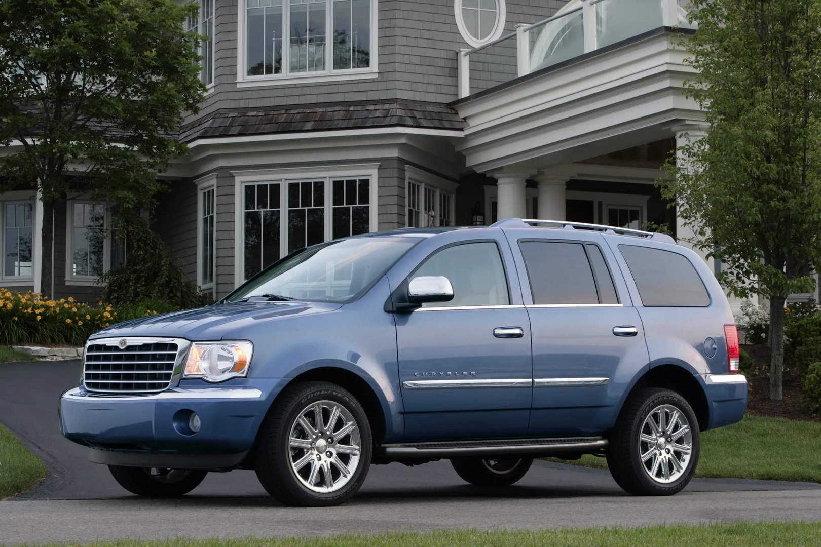Chrysler_Aspen_1_generation__SUV_5-doors__1.jpg