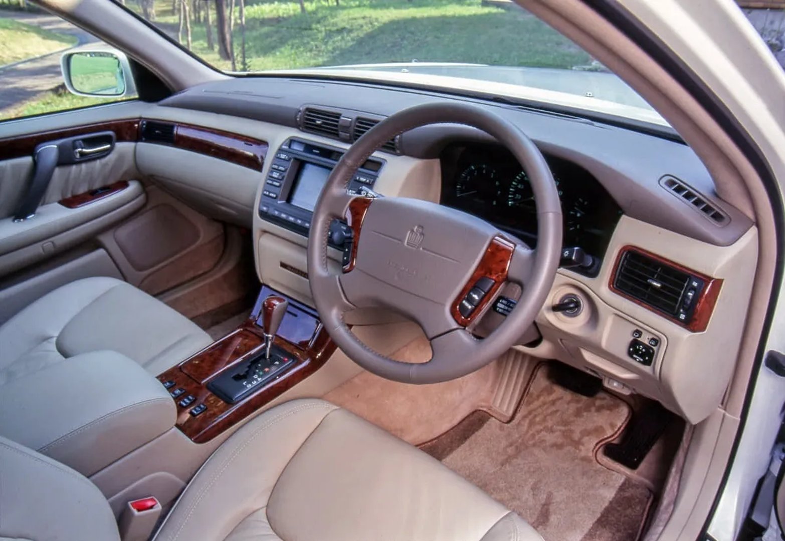 Toyota_Crown_Majesta_3_generation__Sedan__12.jpg