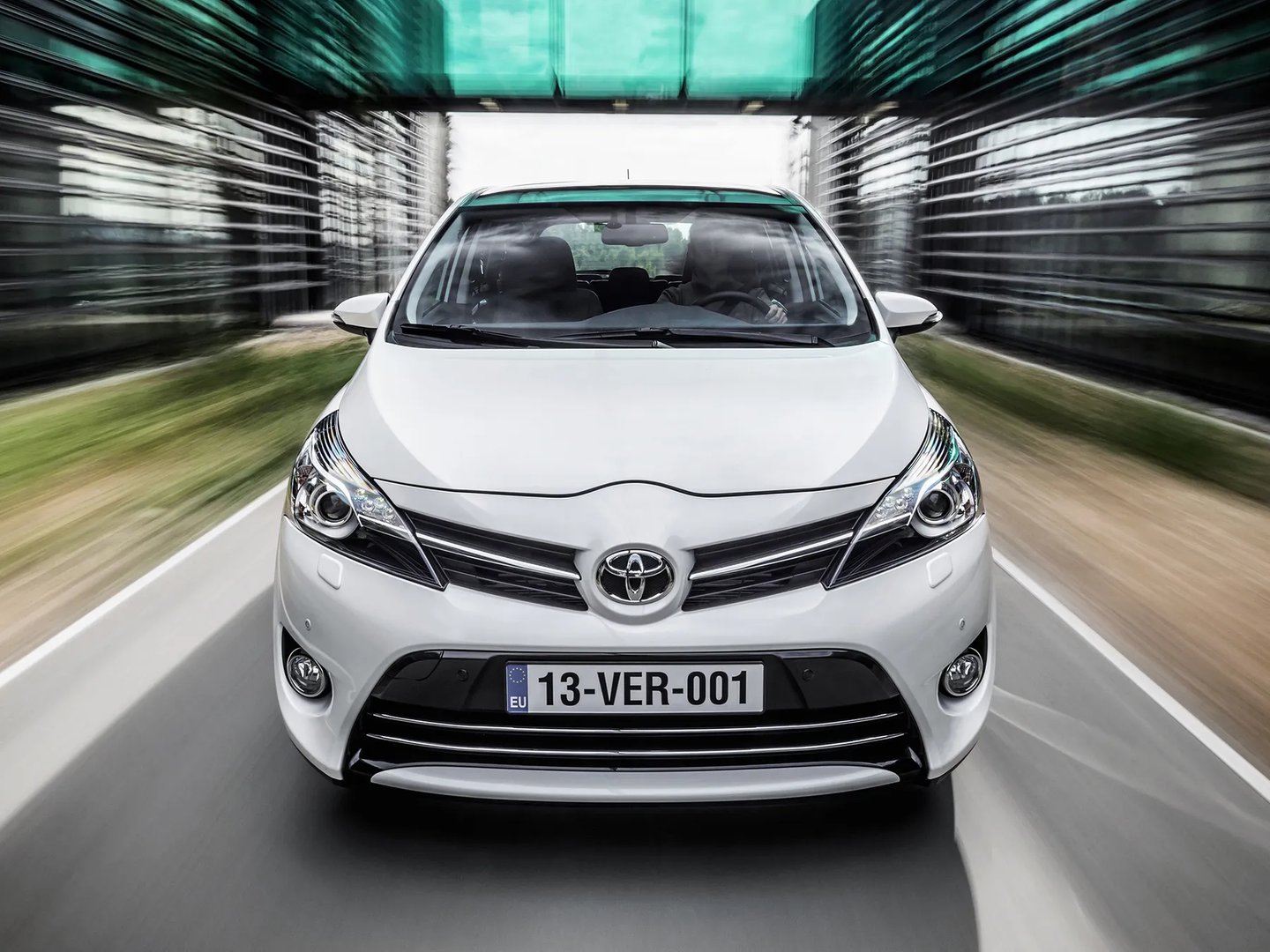 Toyota_Verso_1_generation_restyling__Compact_Van__13.jpg