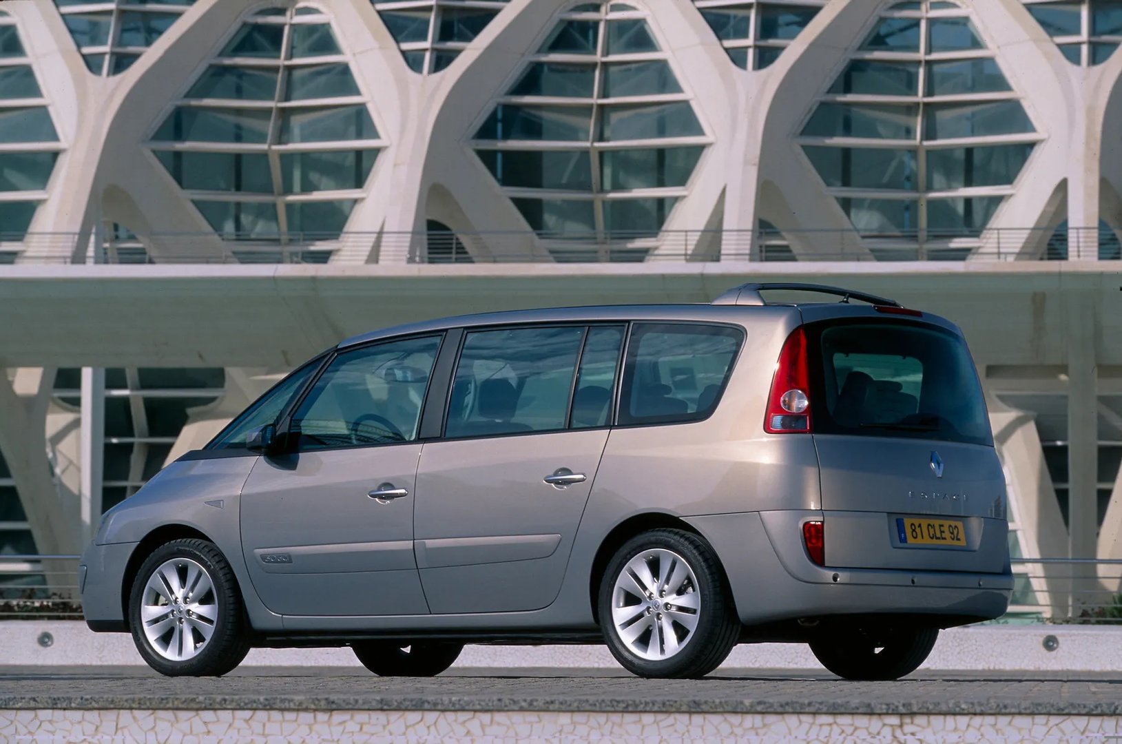 Renault_Espace_4_generation__Minivan__1.jpg
