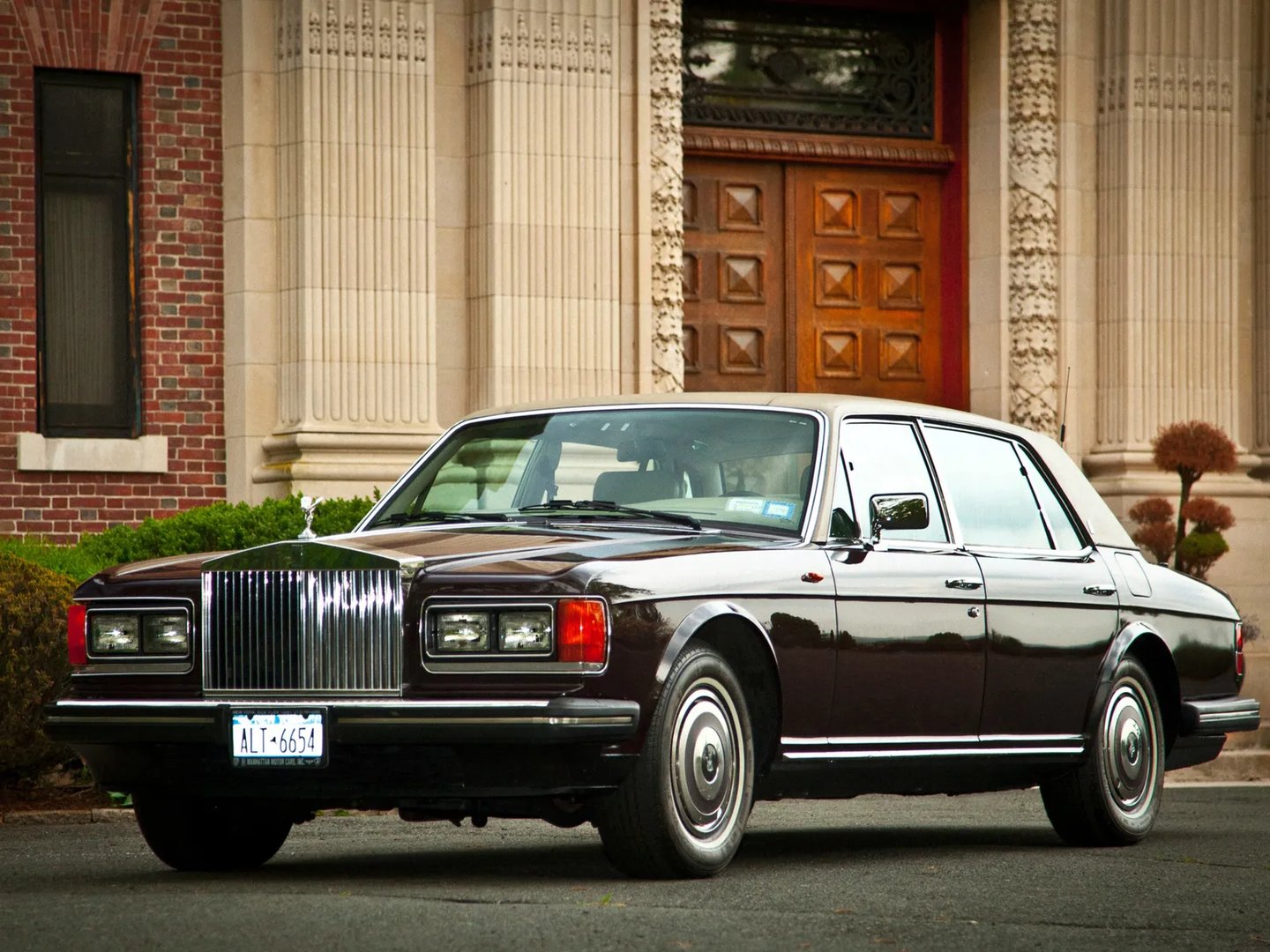 Rolls-Royce_Silver_Spur_1_generation__Sedan__4.jpg