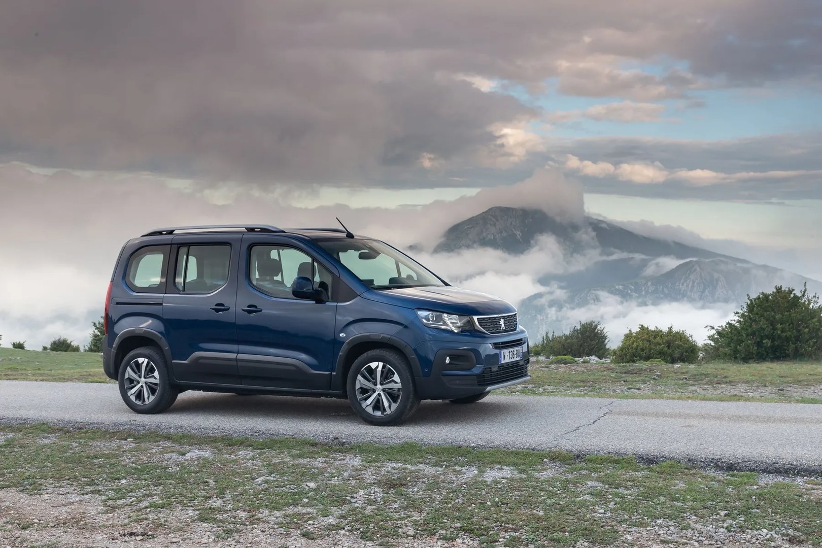 Peugeot_Rifter_1_generation__Compact_Van__2.jpg
