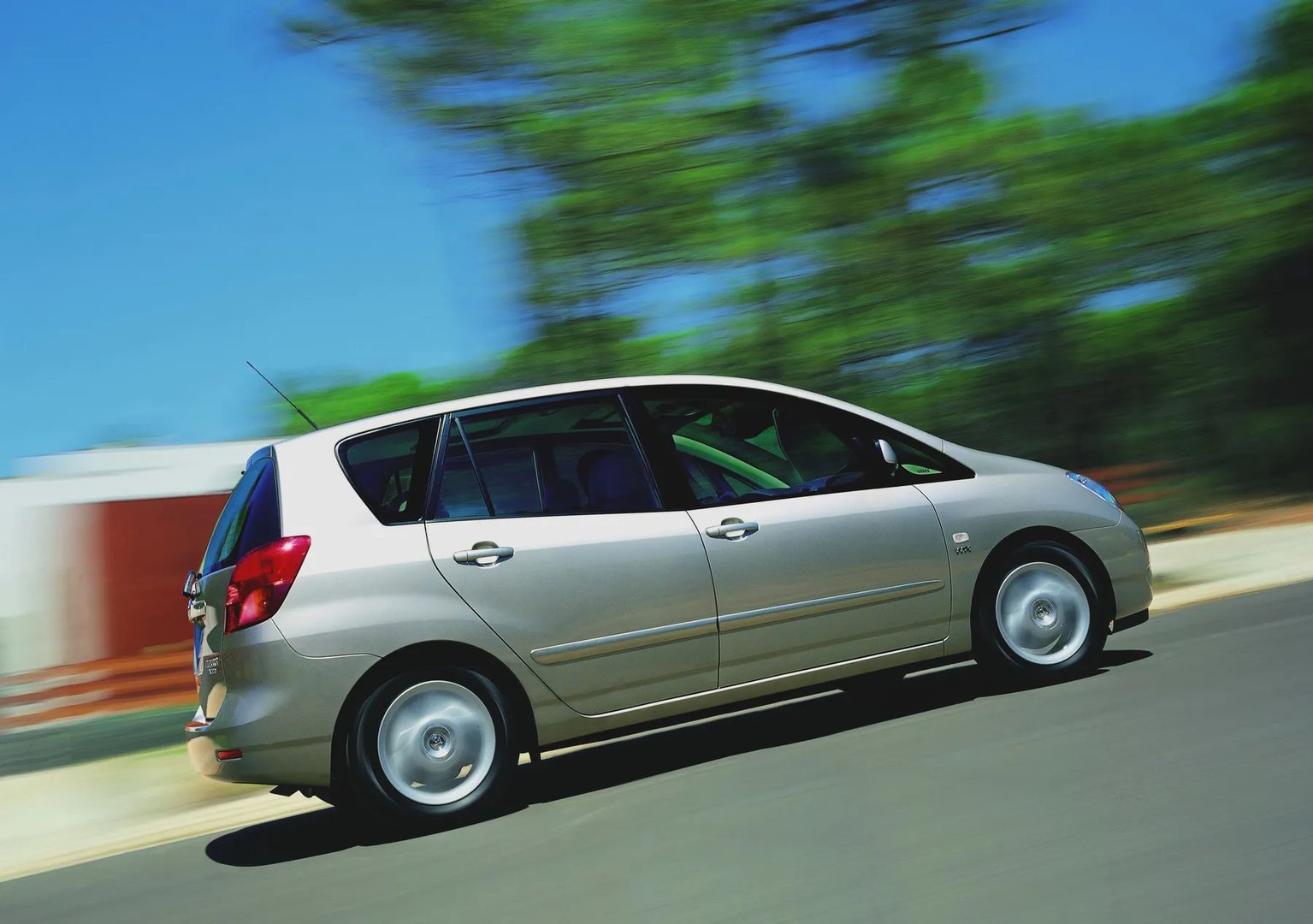 Toyota_Corolla_Verso_1_generation__Compact_Van__5.jpg