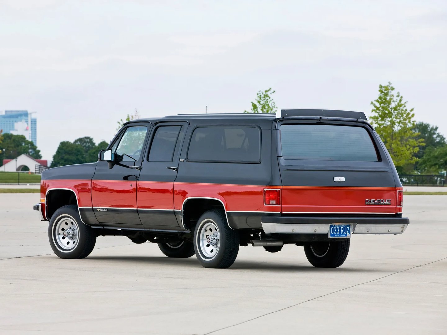 Chevrolet_Suburban_7_generation__SUV_5-doors__2.jpg