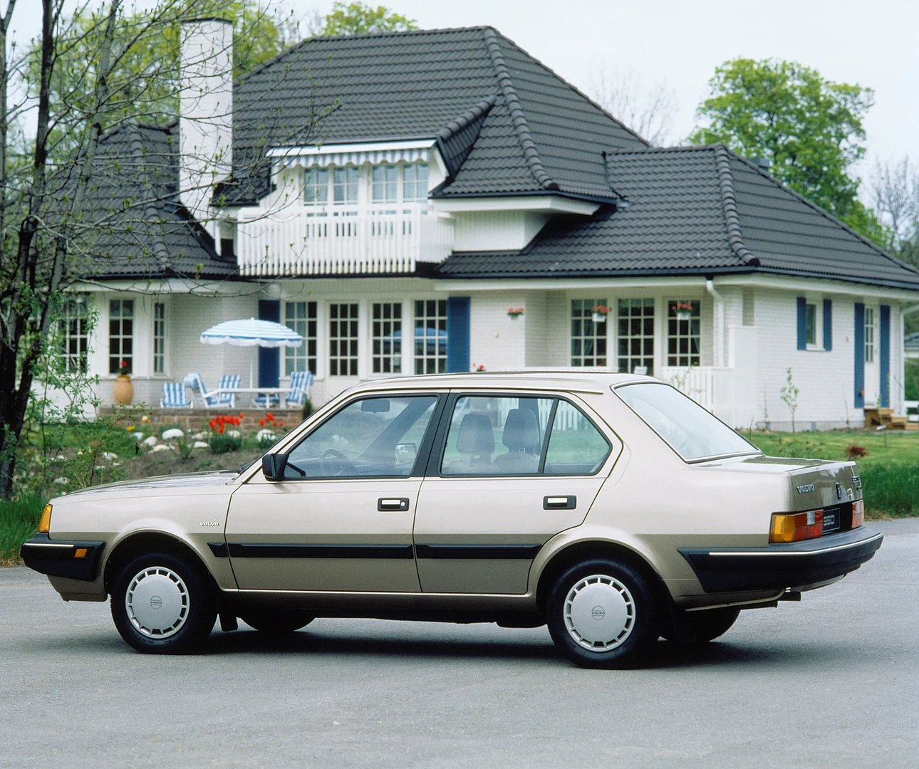 Volvo_300_Series_1_generation__Sedan__3.jpg