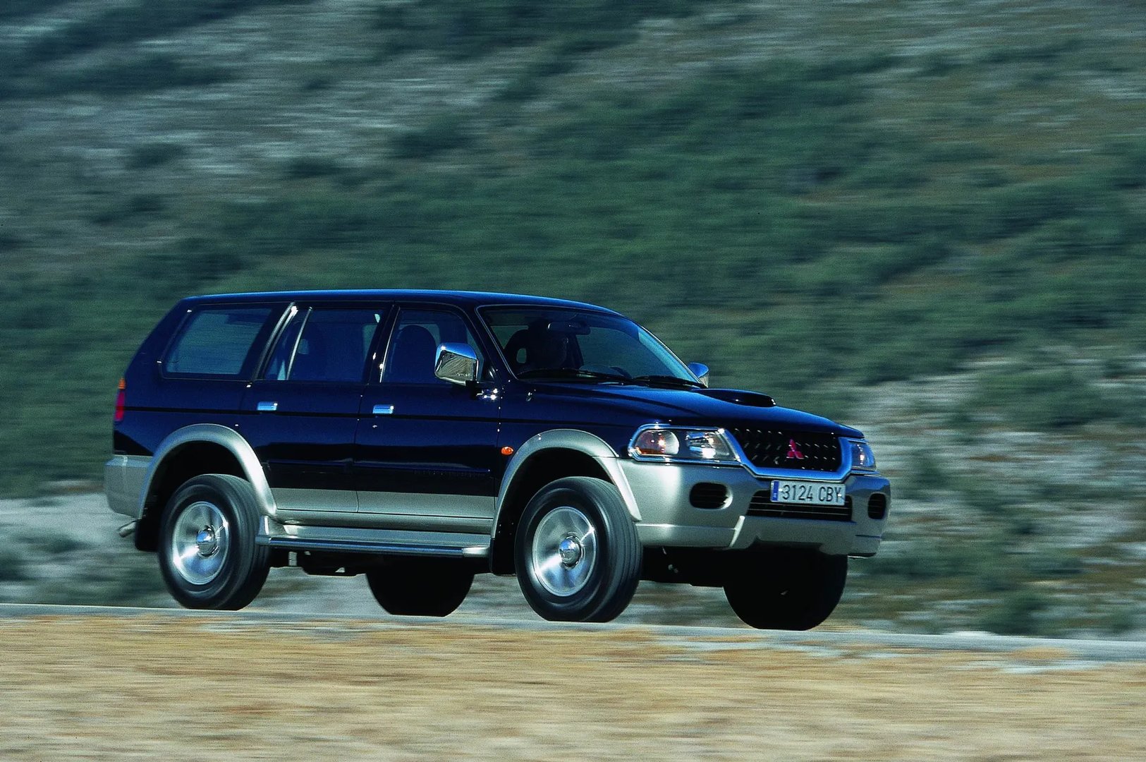 Mitsubishi_Pajero_Sport_1_generation__SUV_5-doors__8.jpg