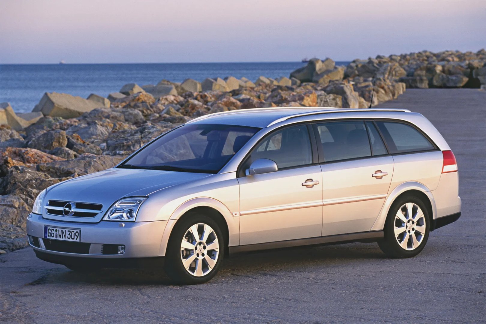 Opel_Vectra_3_generation__Estate_5-door__12.jpg