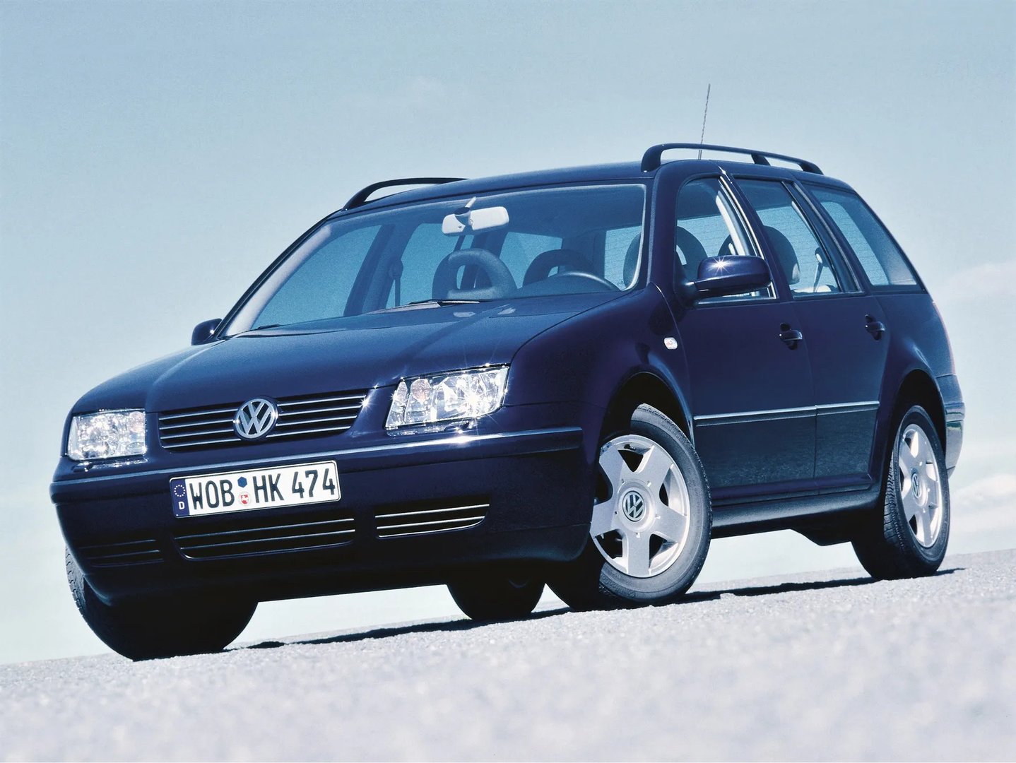 Volkswagen_Bora_1_generation__Estate_5-door__6.jpg