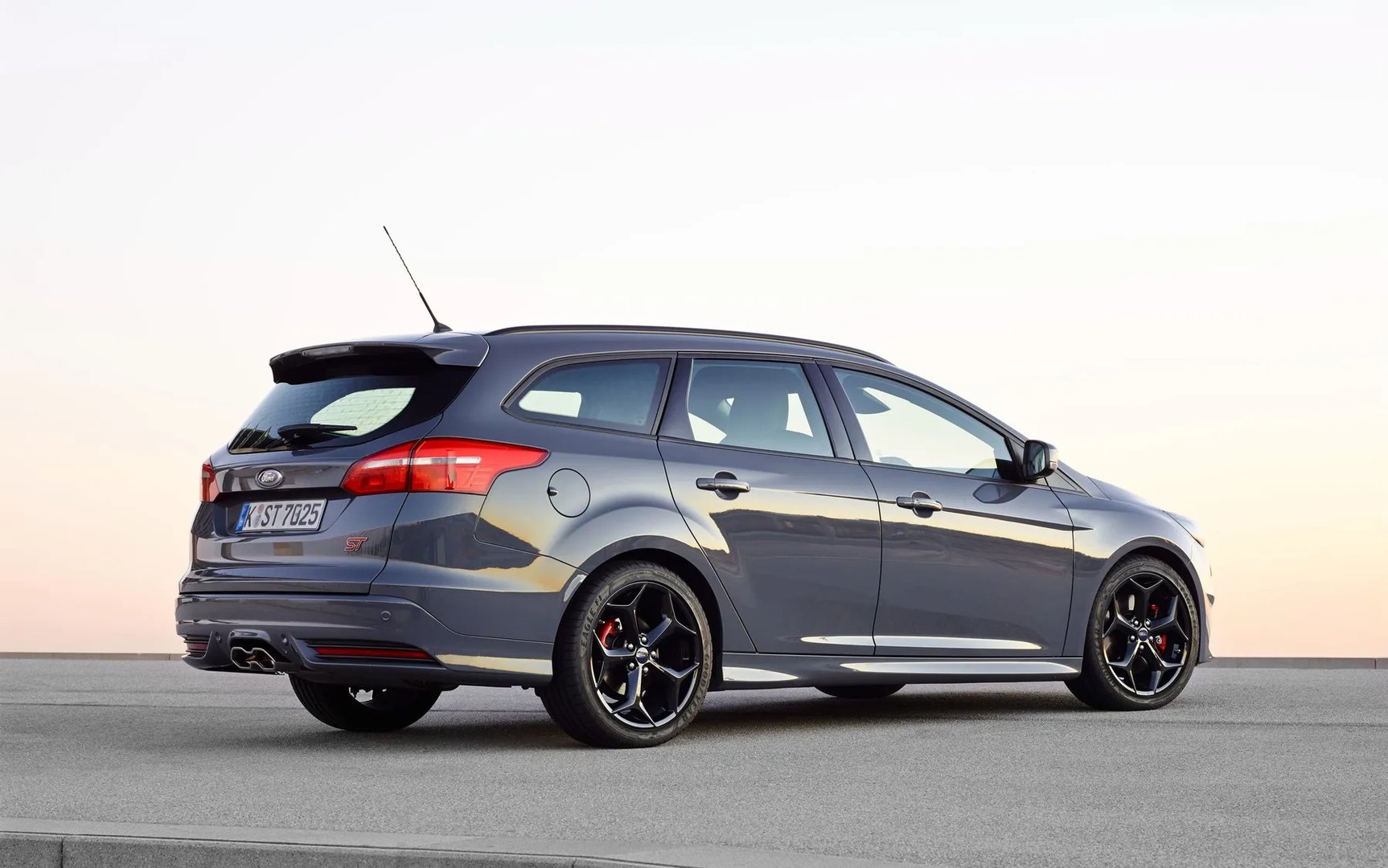 Ford_Focus_ST_3_generation_restyling__Estate_5-door__5.jpg