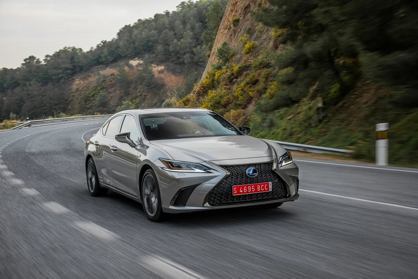 Lexus_ES_7_generation__Sedan__4.jpg