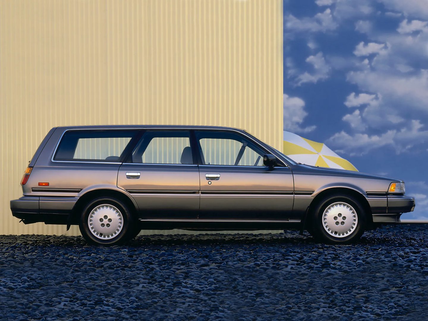 Toyota_Camry_2_generation__Estate_5-door__1.jpg