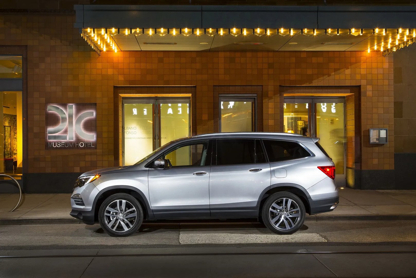 Honda_Pilot_3_generation__SUV_5-doors__9.jpg