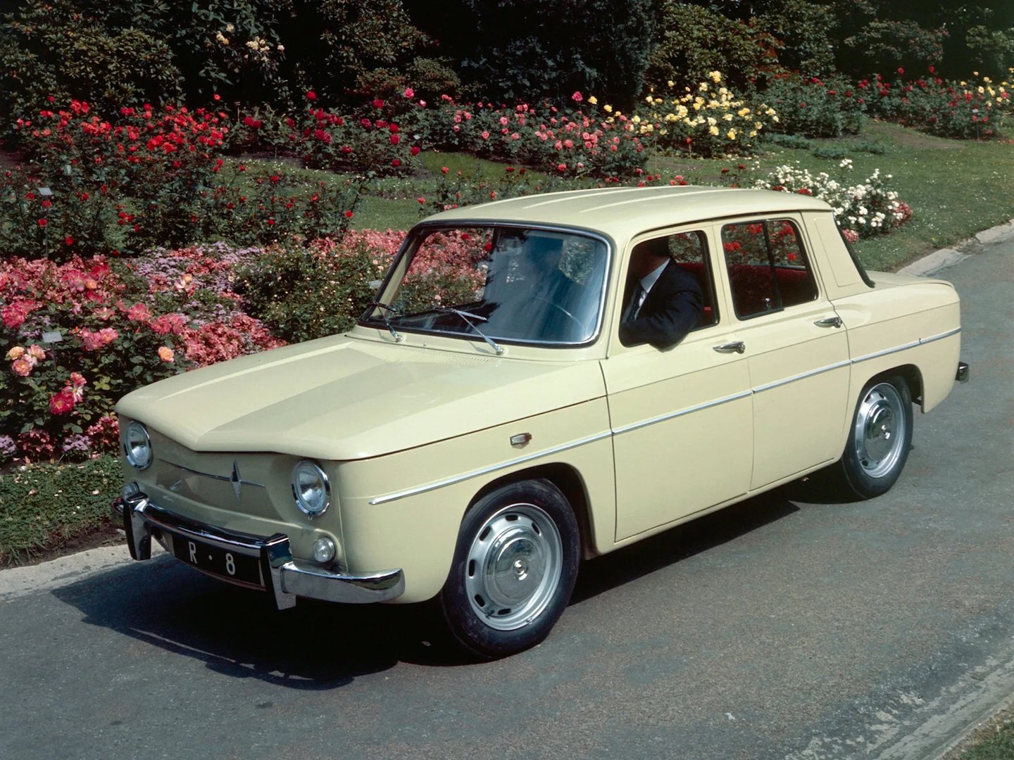 Renault_8_1_generation__Sedan__10.jpg