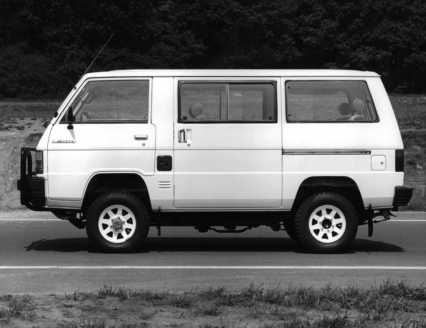 Mitsubishi_L300_1_generation__Minivan__3.jpg