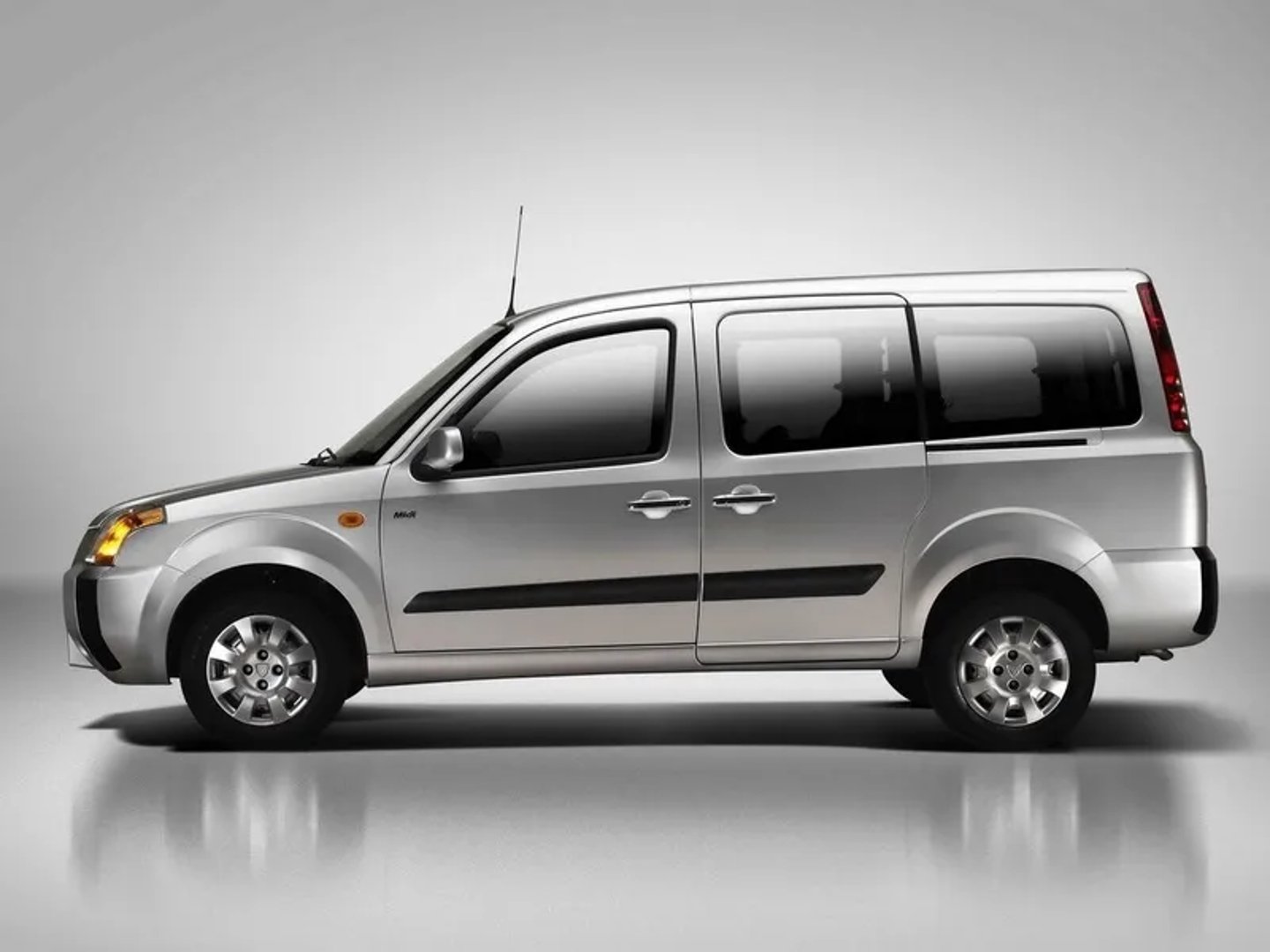 Foton_Midi_1_generation__Compact_Van__1.jpg