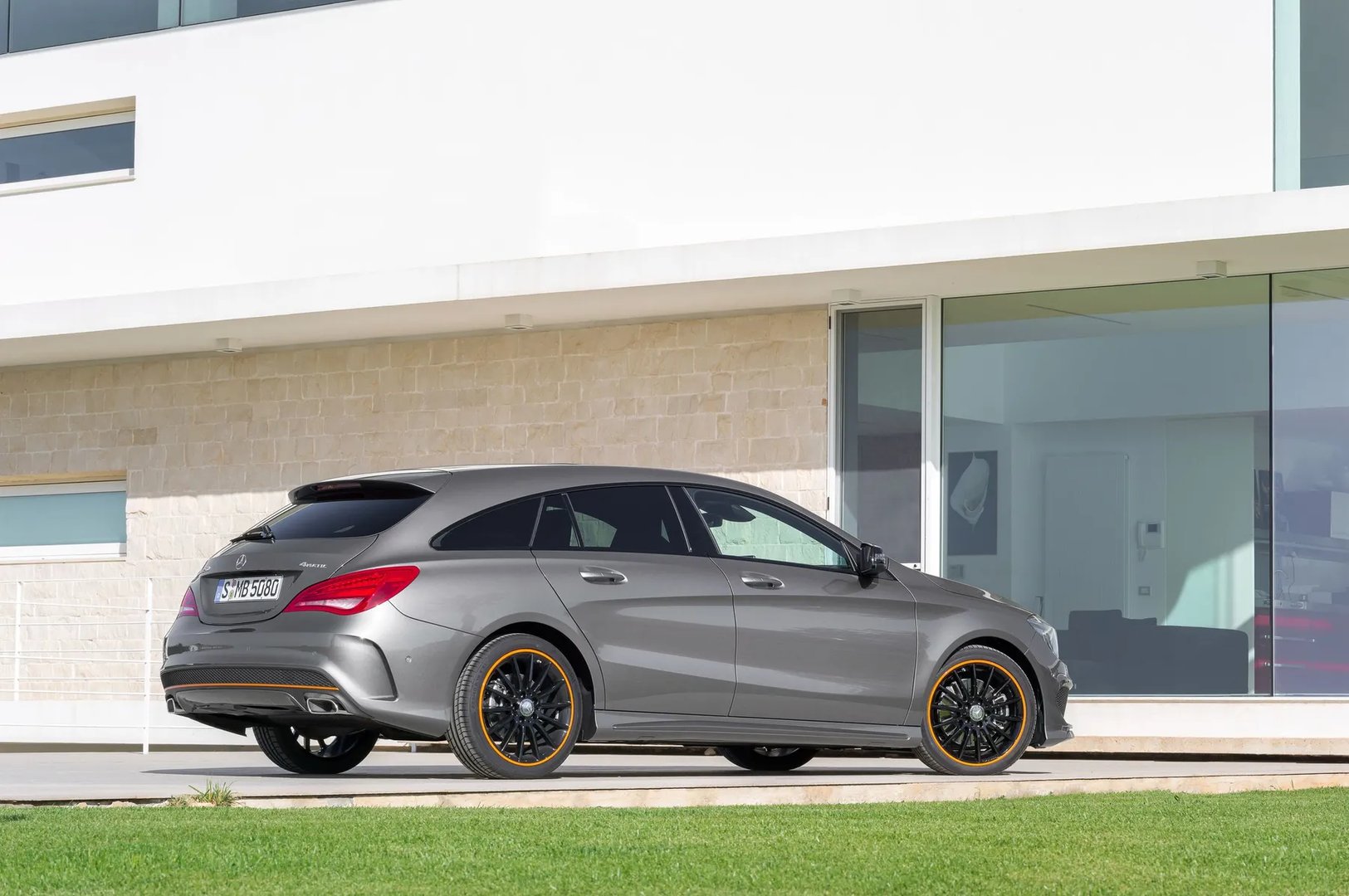 Mercedes_CLA_1_generation__Estate_5-door__7.jpg