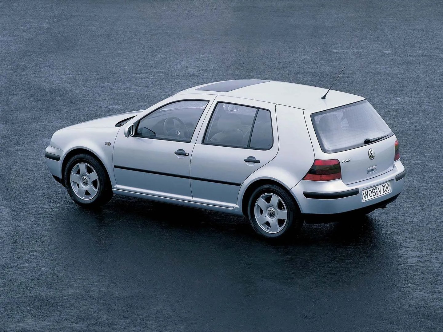 Volkswagen_Golf_4_generation__Hatchback_5-door__8.jpg