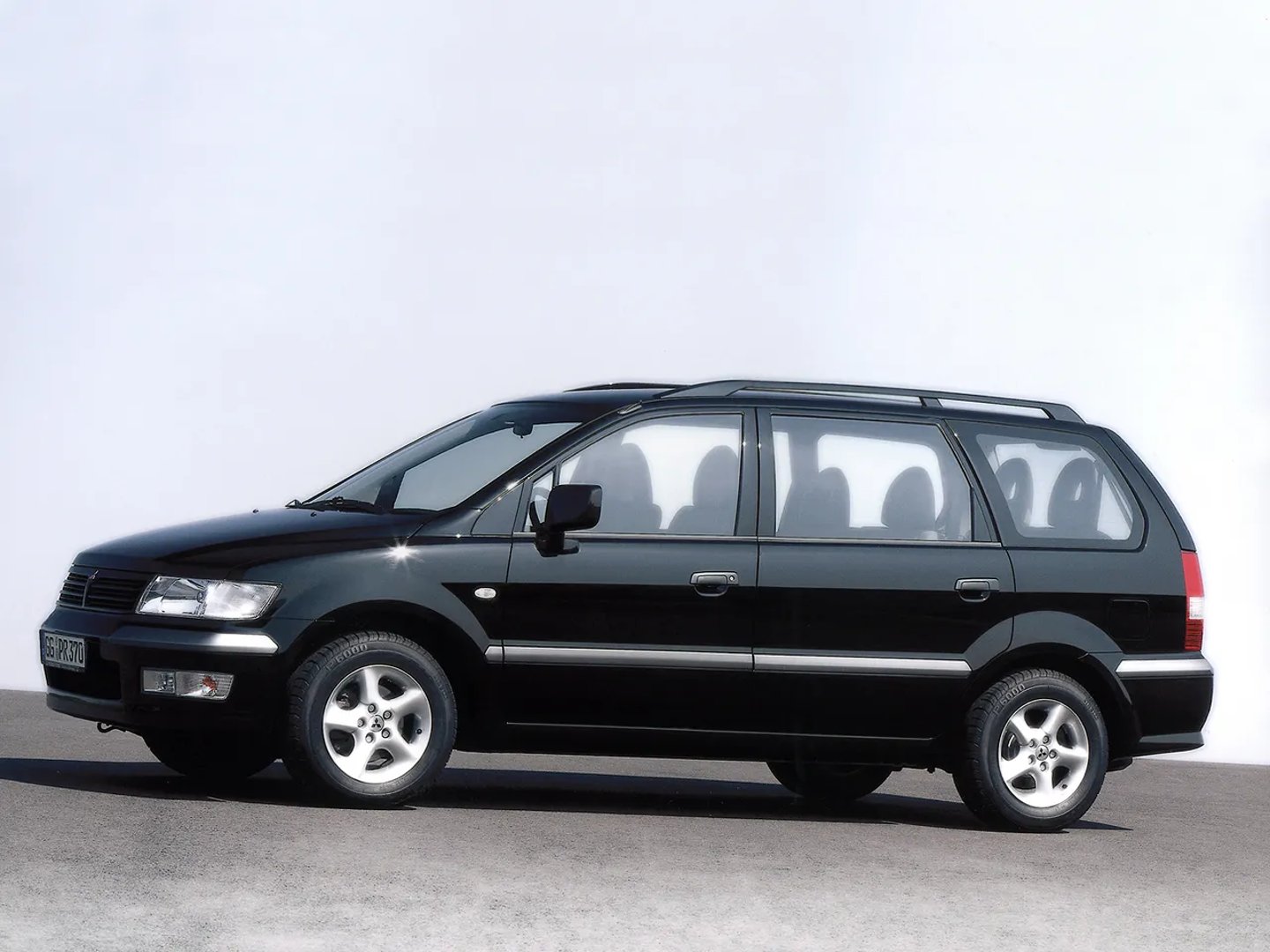 Mitsubishi_Space_Wagon_3_generation__Compact_Van__3.jpg