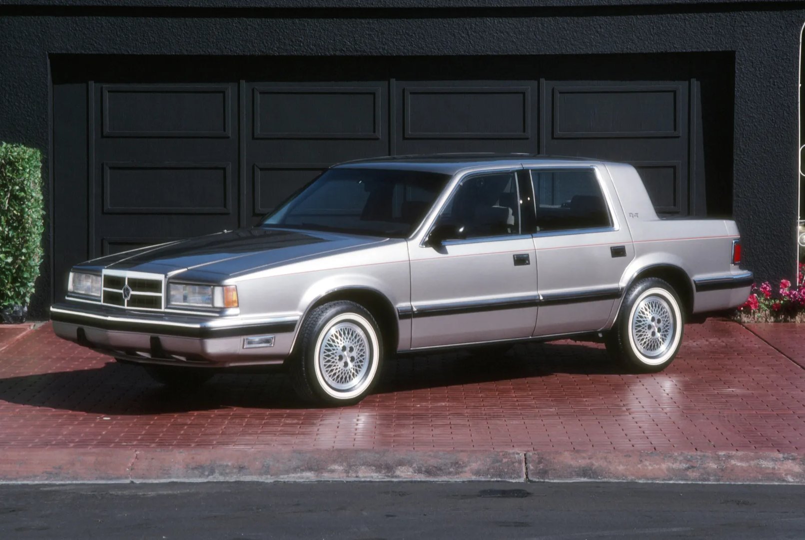 Chrysler_Dynasty_1_generation__Sedan__3.jpg