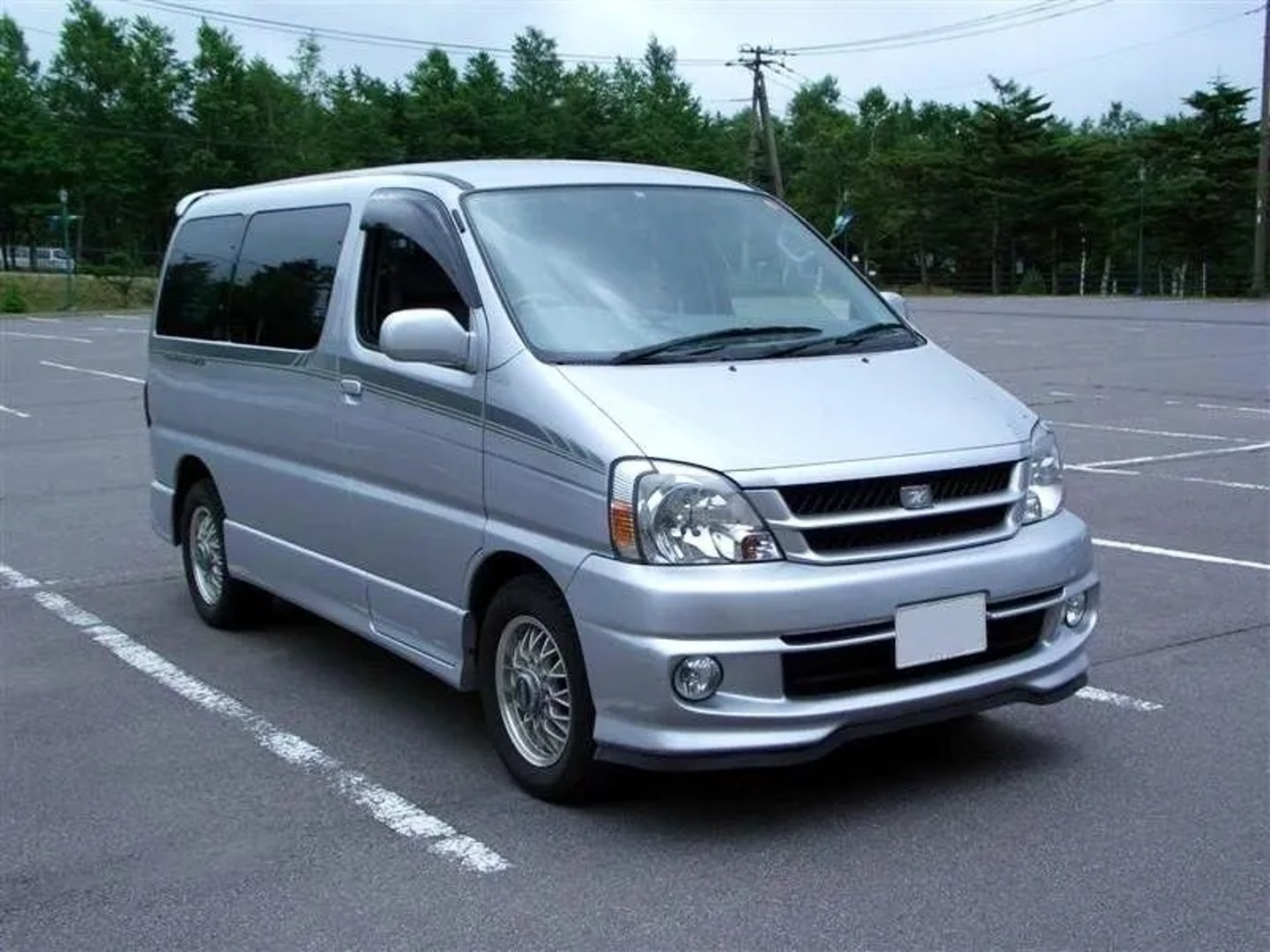 Toyota_HiAce_Touring_1_generation__Minivan__1.jpg