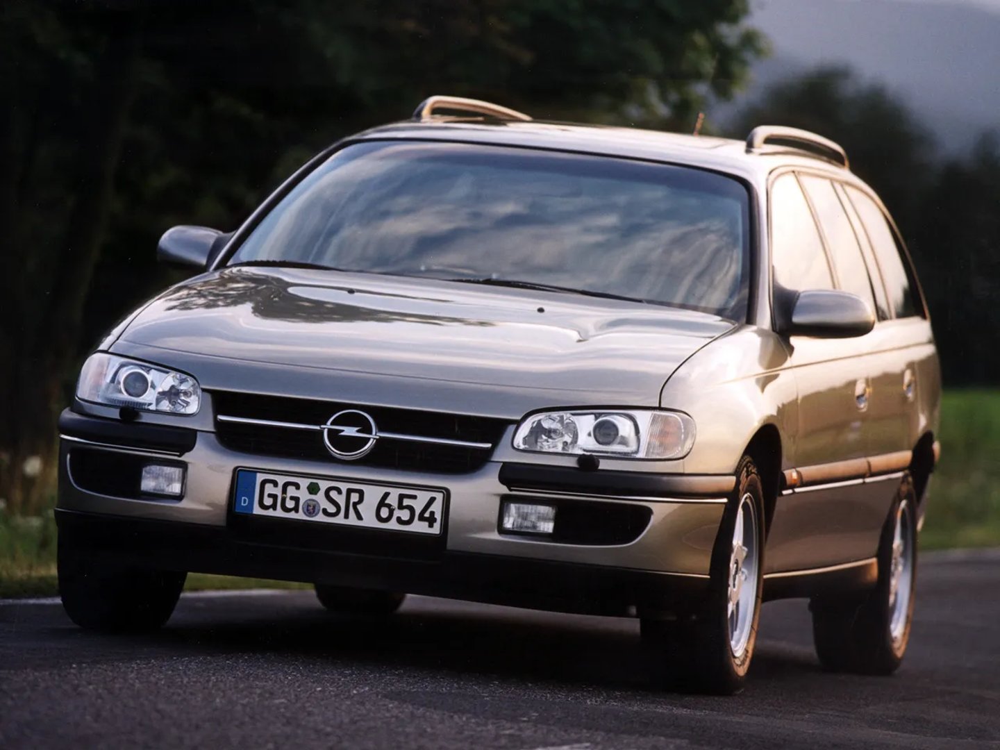 Opel_Omega_2_generation__Estate_5-door__5.jpg