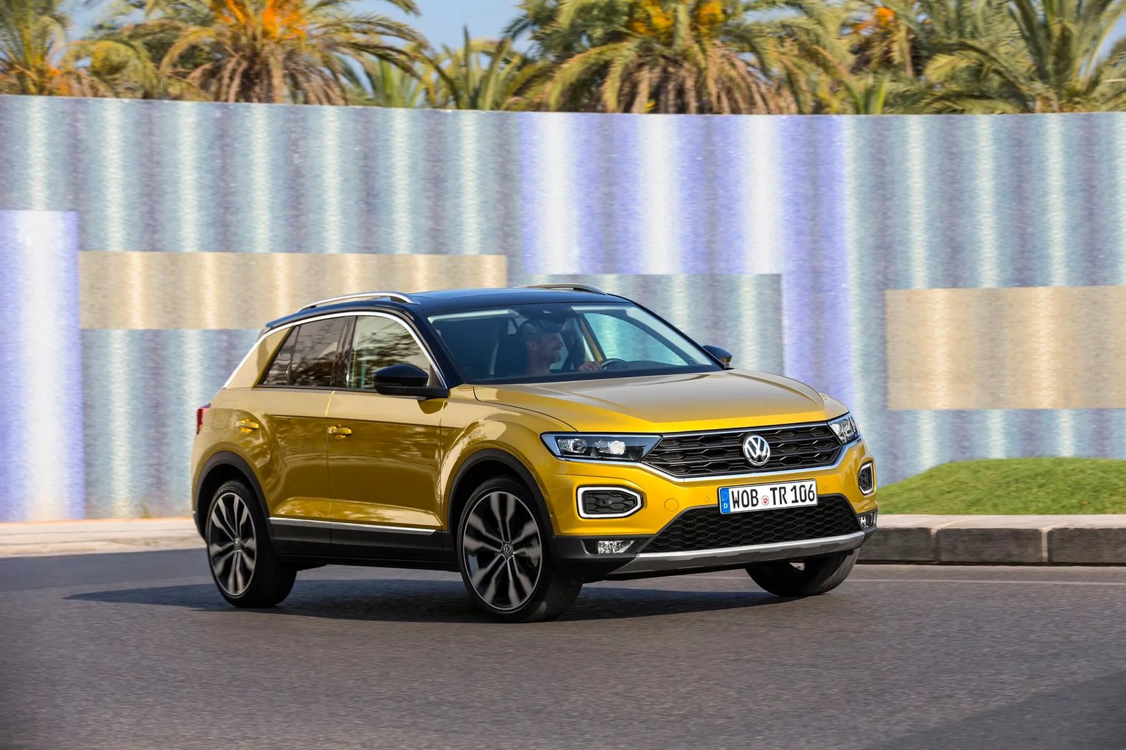 Volkswagen_T-Roc_1_generation__SUV_5-doors__4.jpg