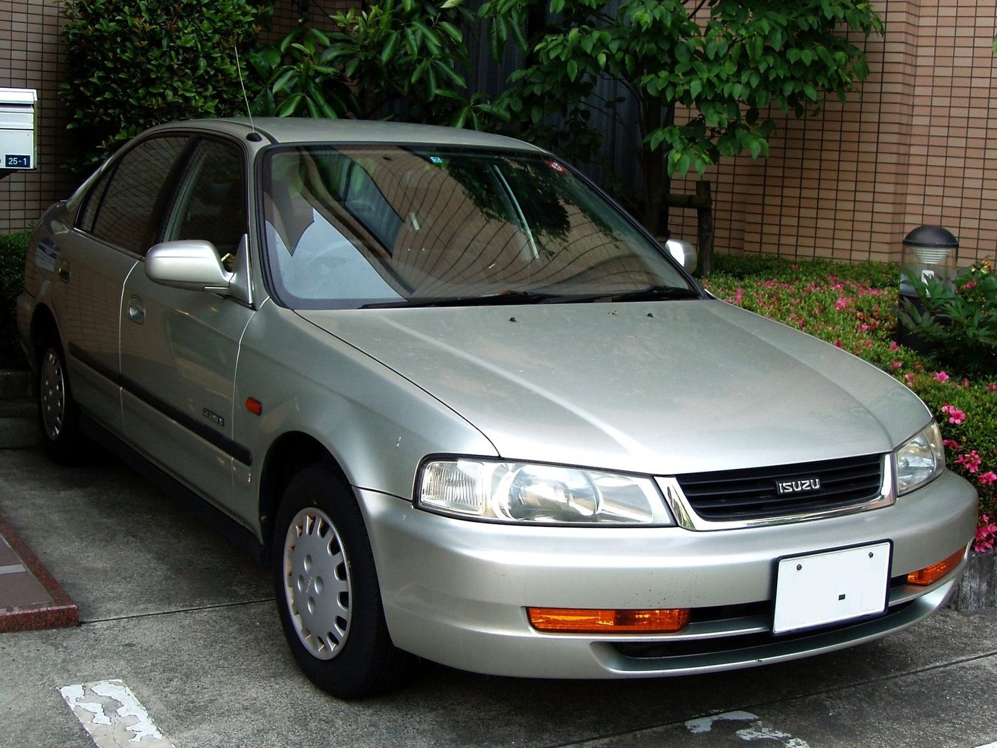 isuzu_Gemini_5_generation__Sedan__2.jpg