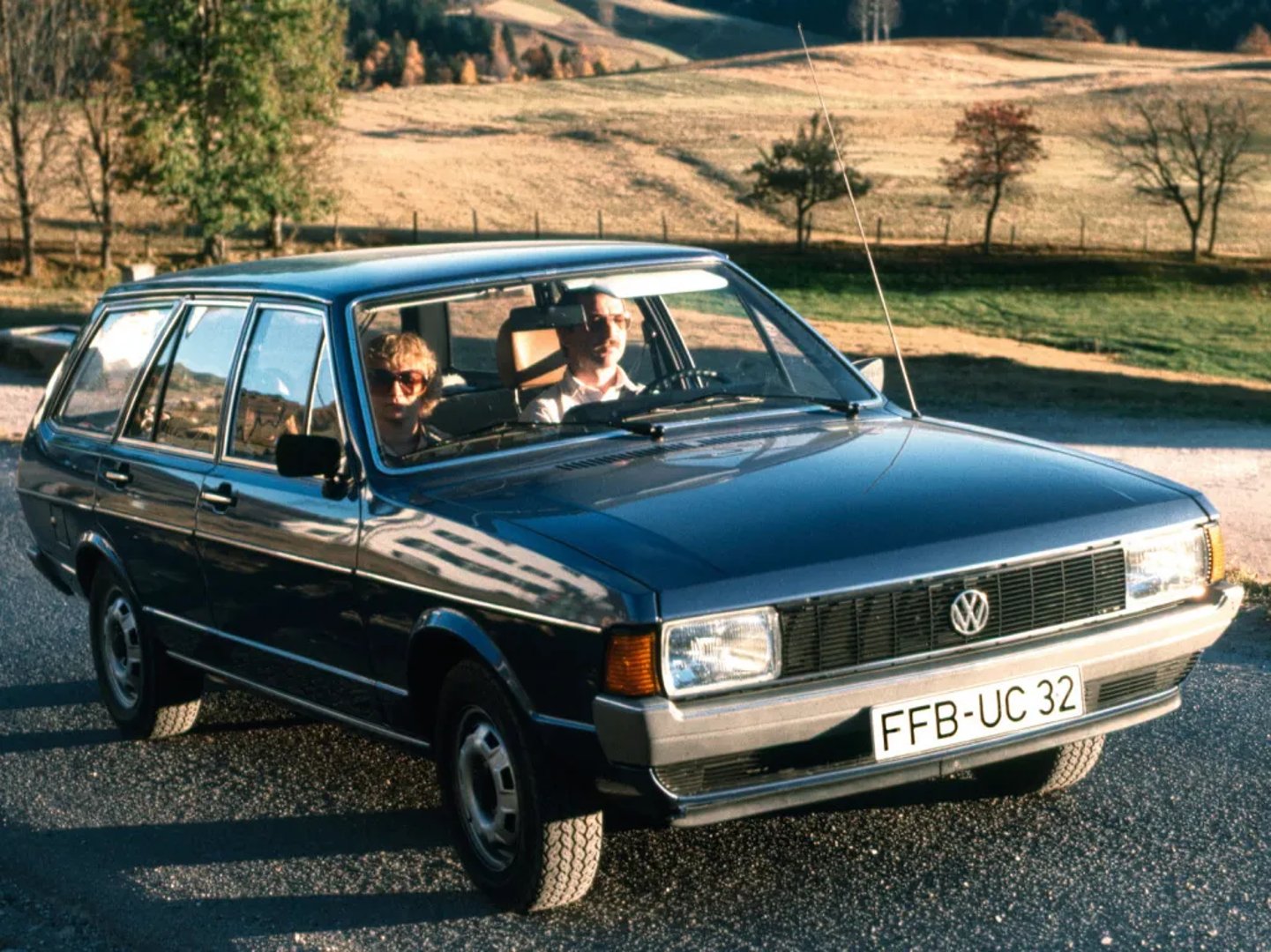 Volkswagen_Passat_1_generation__Estate_5-door__8.jpg
