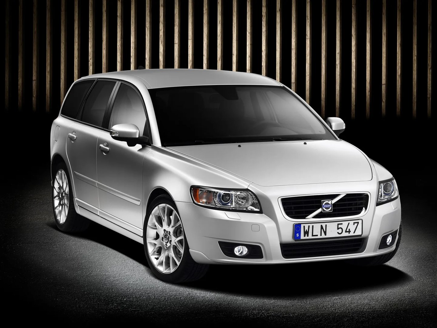 Volvo_V50_1_generation_restyling__Estate_5-door__2.jpg