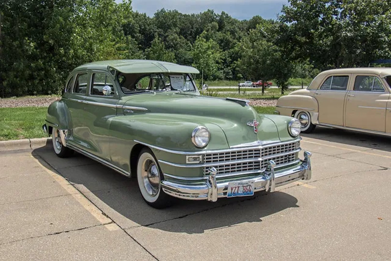 Chrysler_New_Yorker_2_generation__Sedan__2.jpg