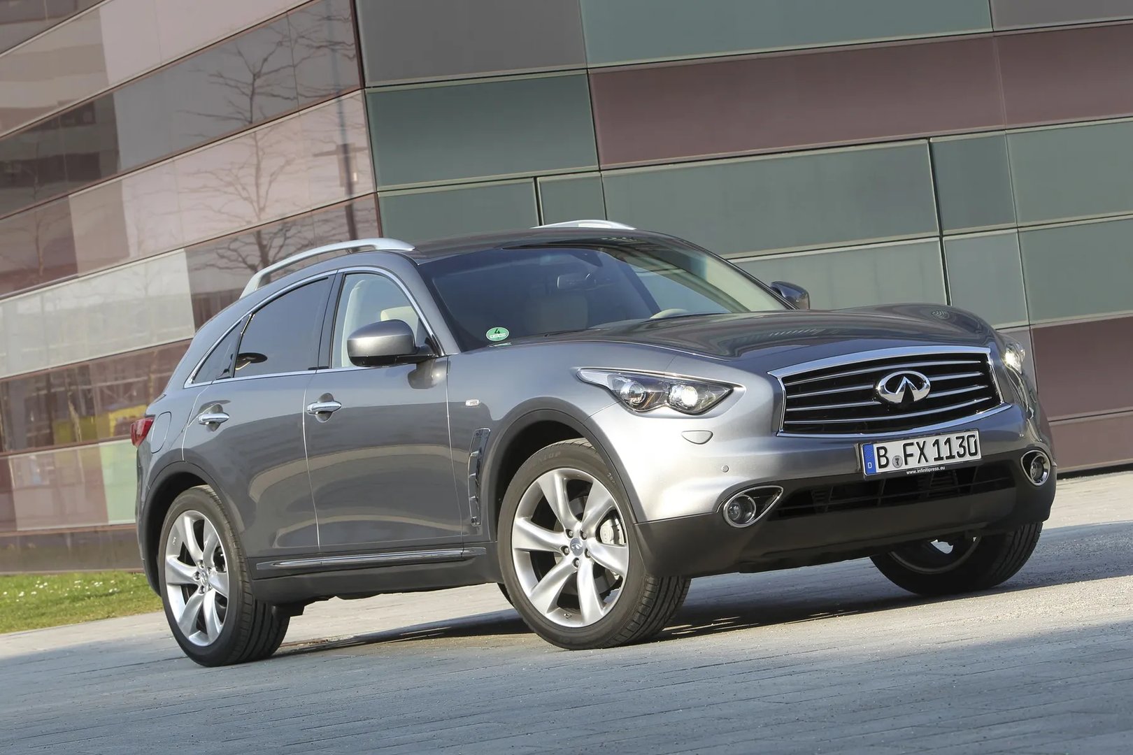 Infiniti_FX_2_generation_restyling__SUV_5-doors__10.jpg